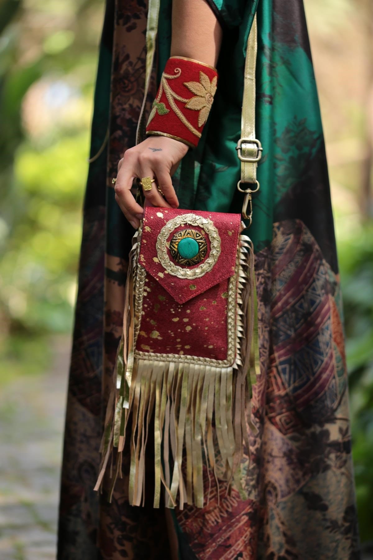  Kırmızı Püsküllü Tay Tüyü Çanta