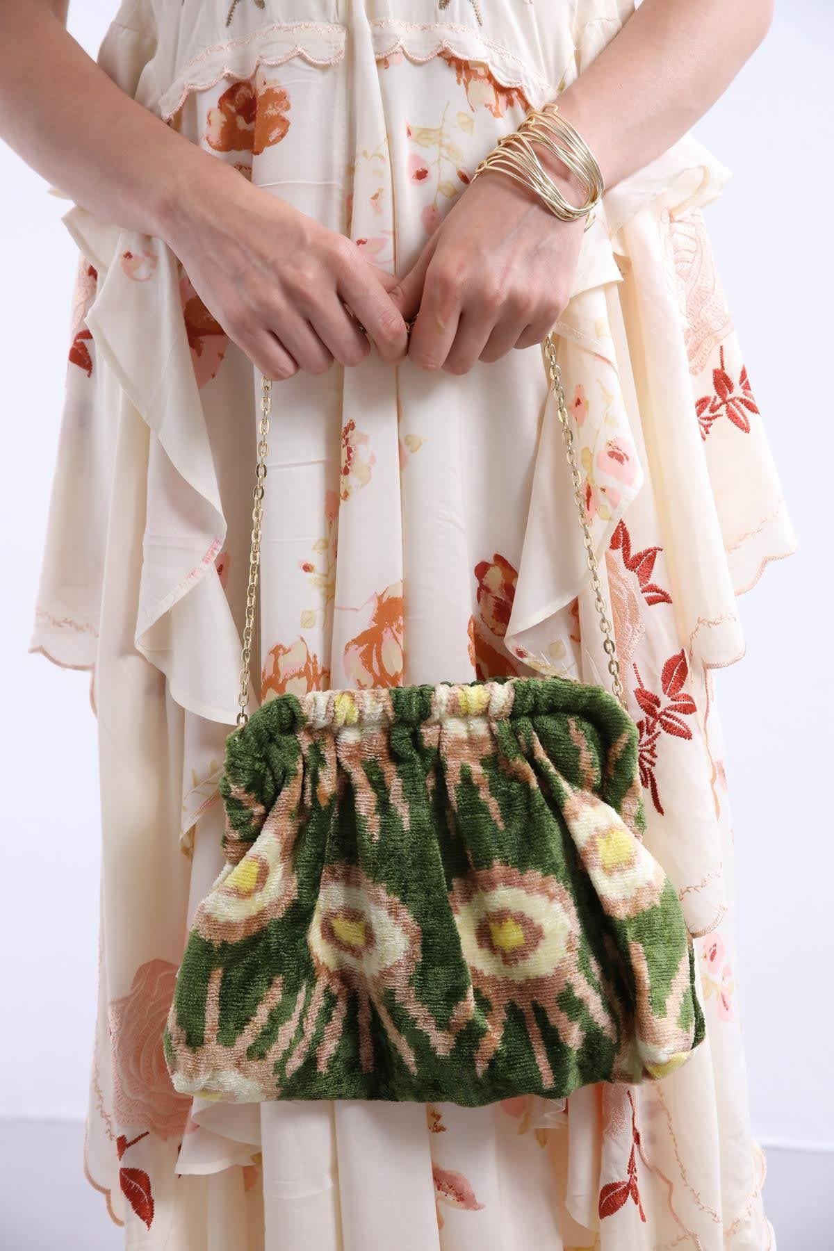 Krem Rengi Zincir Askılı Desenli El Çantası - Şaman Butik Krem Rengi Zincir Askılı Desenli El Çantası