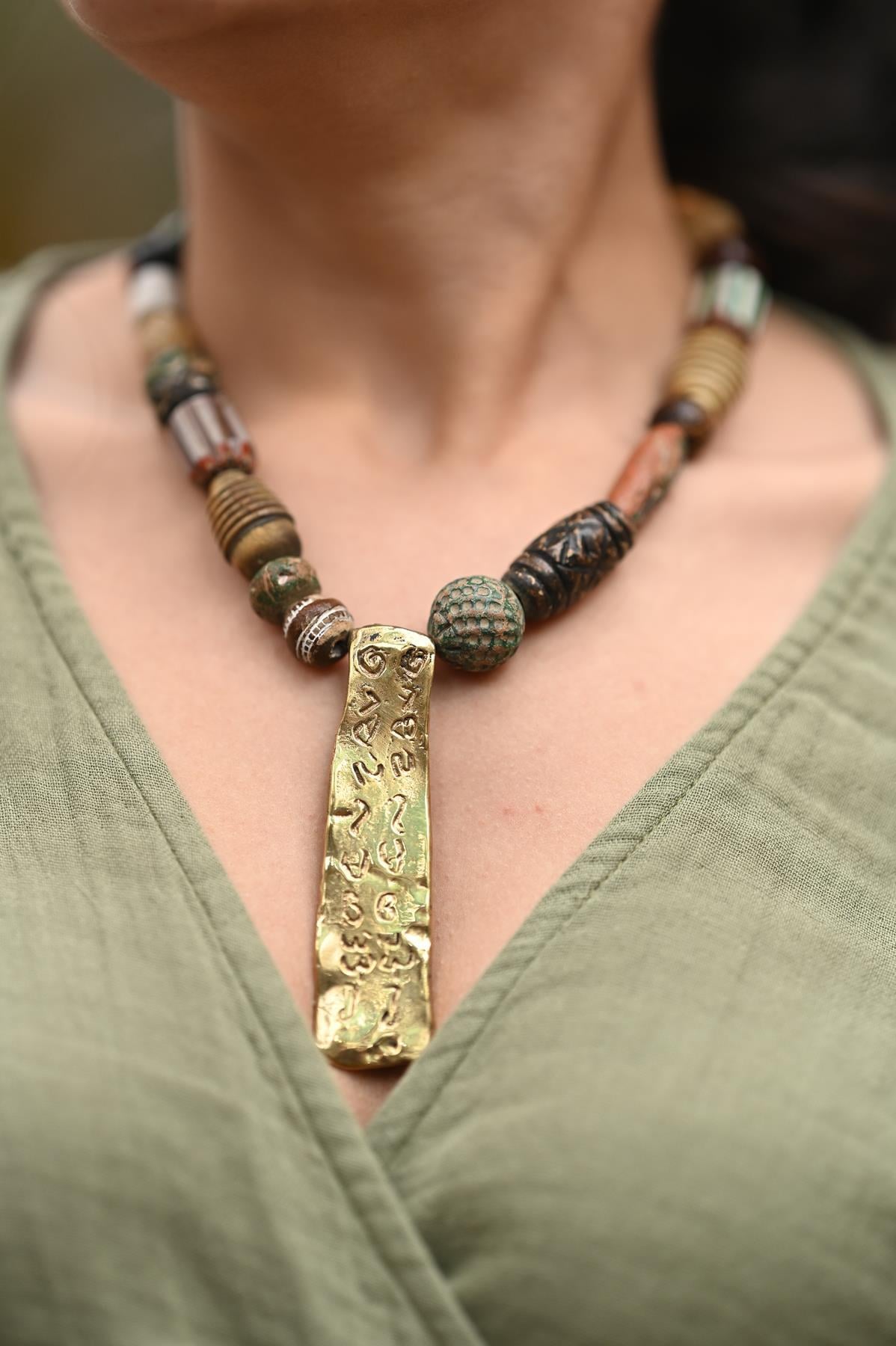 Ahşap ve Cam Detaylı Pirinç Plakalı Tasarım Kolye