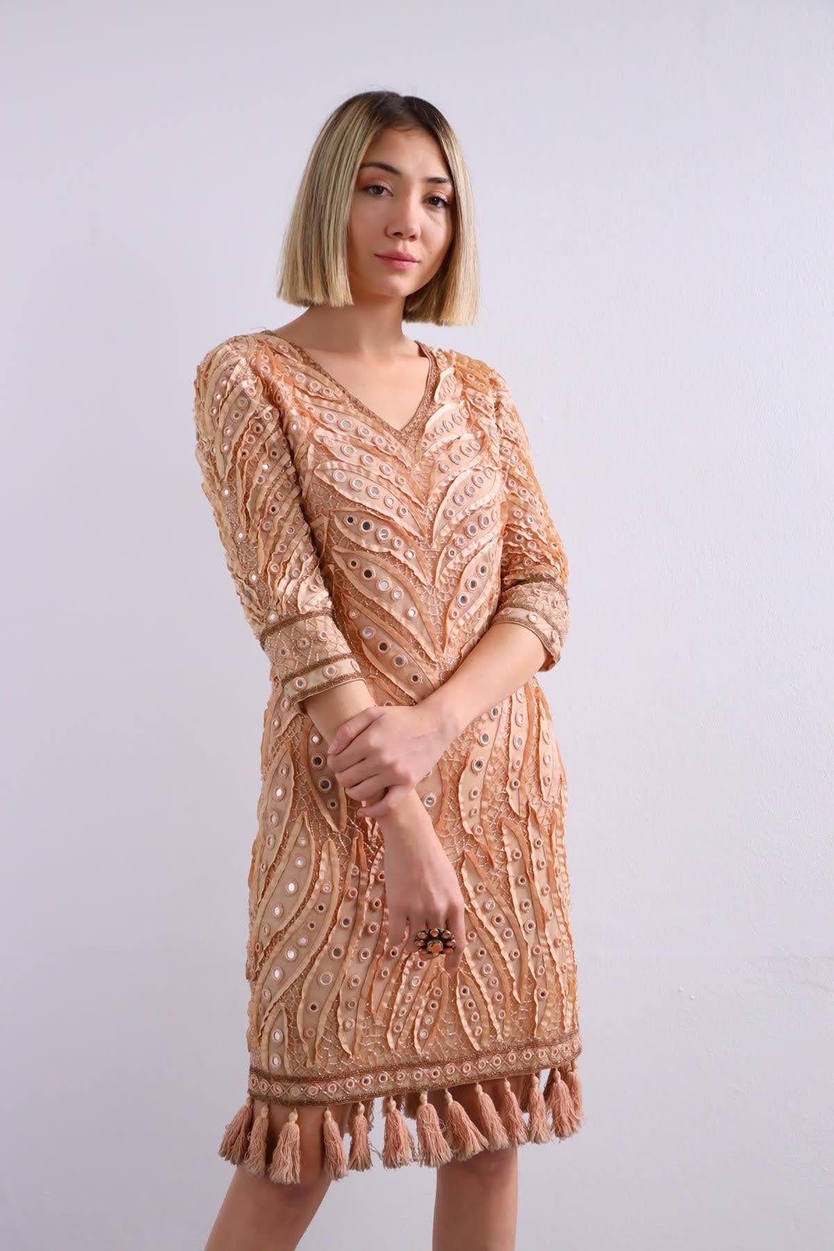Bej V Yaka Aynalı Şık Elbise - Şaman Butik Bej V Yaka Aynalı Şık Elbise