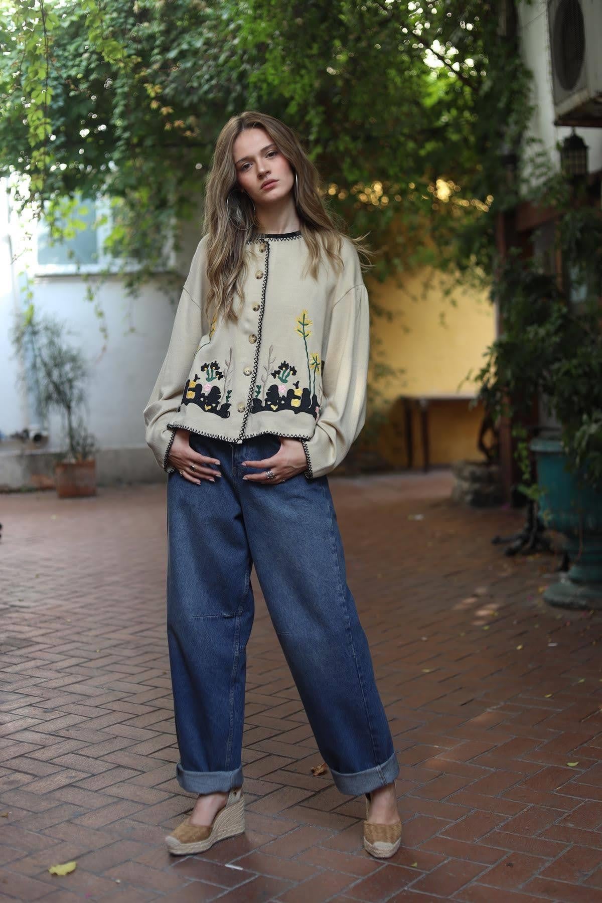 Bej İşlemeli Kısa Ceket