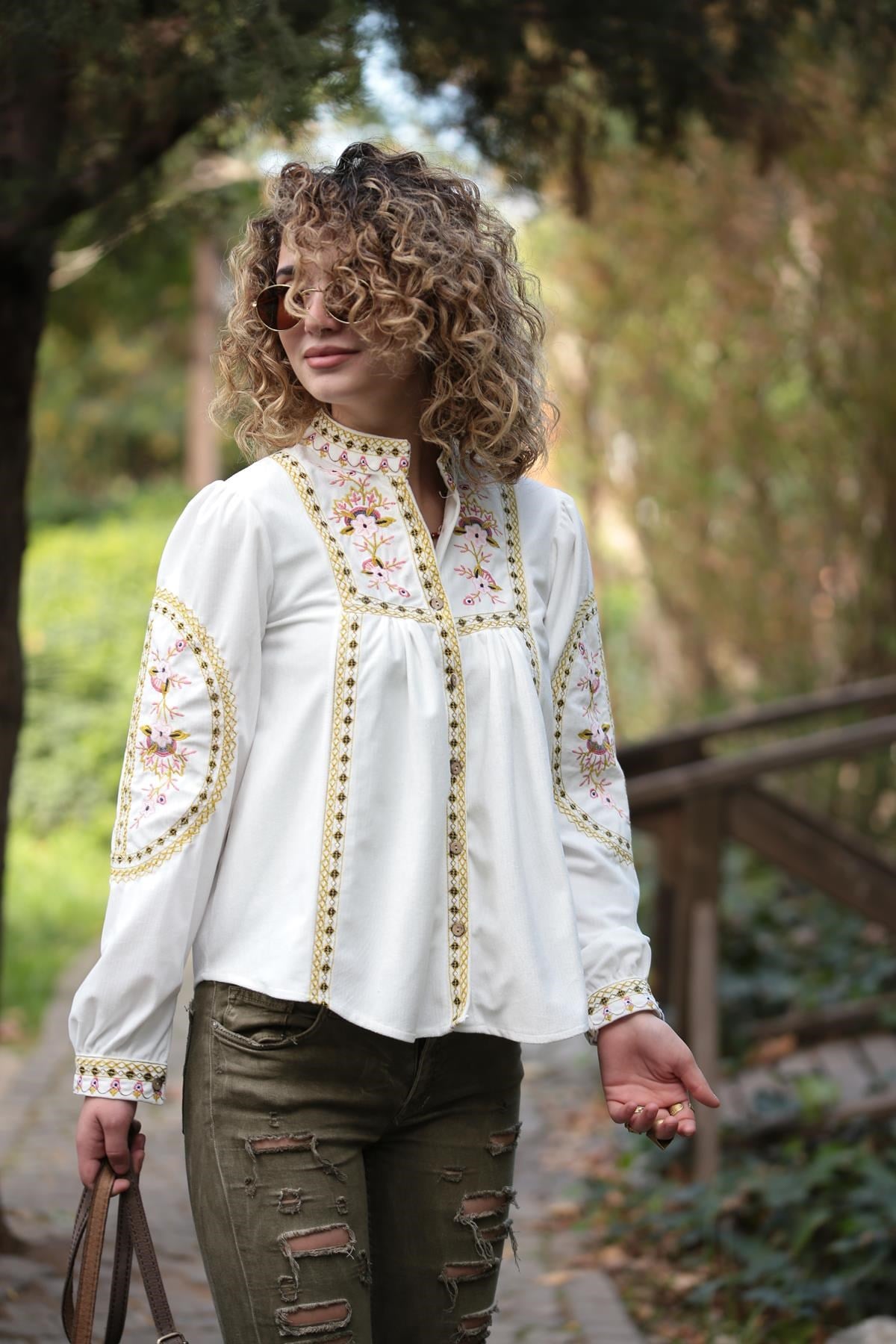 Beyaz Yakası ve Kolları İşlemeli Gömlek - Şaman Butik Beyaz Yakası ve Kolları İşlemeli Gömlek