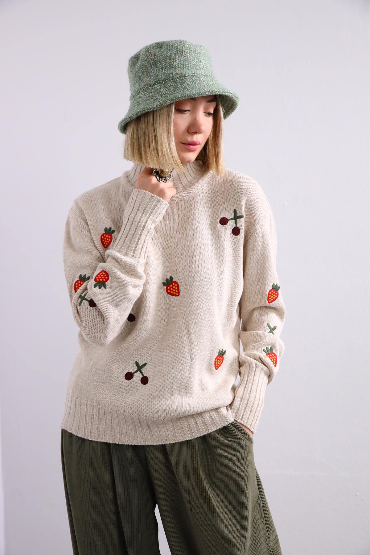Krem Rengi Yarım Boğazlı Çilekli Kazak - Şaman Butik Krem Rengi Yarım Boğazlı Çilekli Kazak