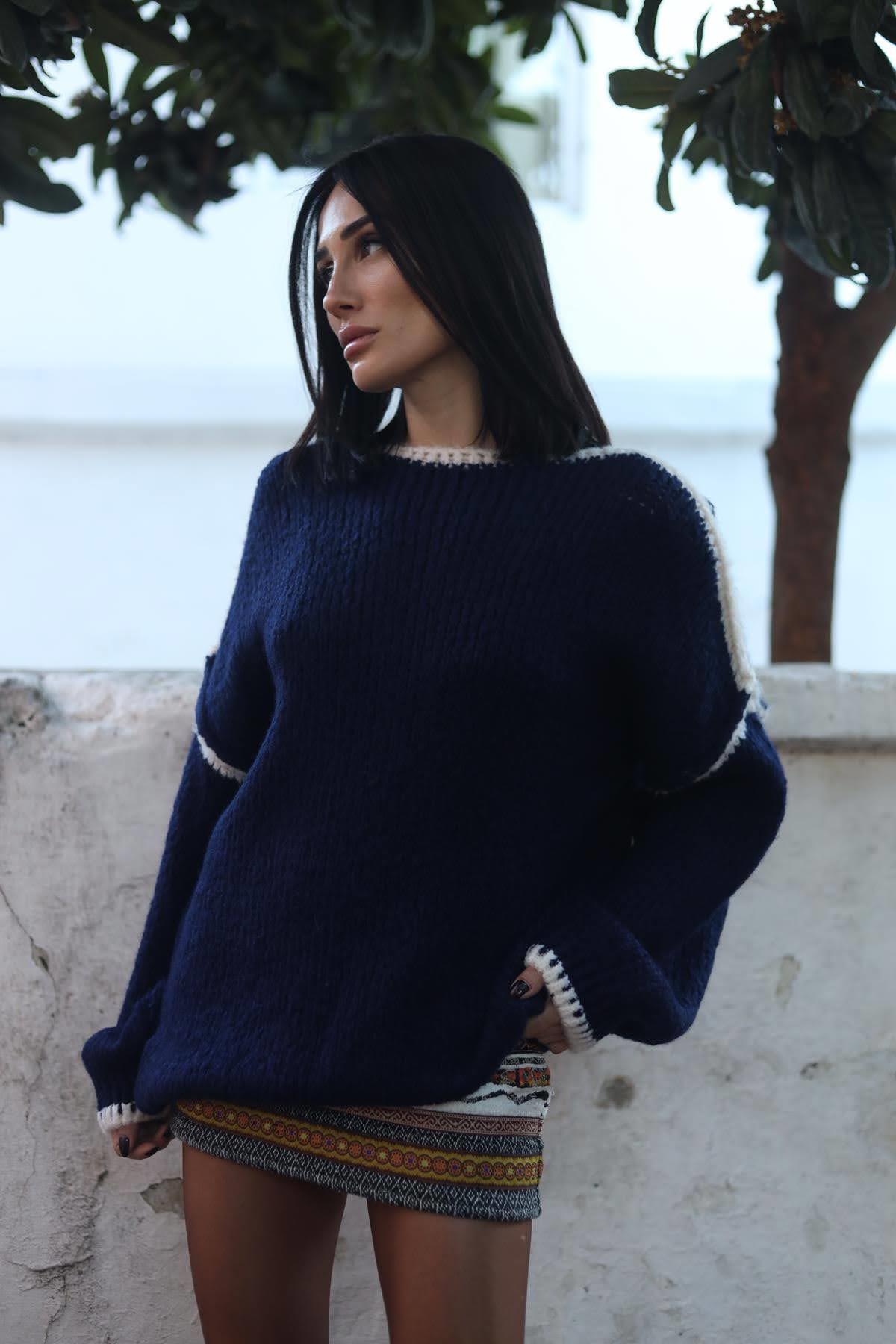 Lacivert Kayık Yaka Çizgi Detaylı Kazak