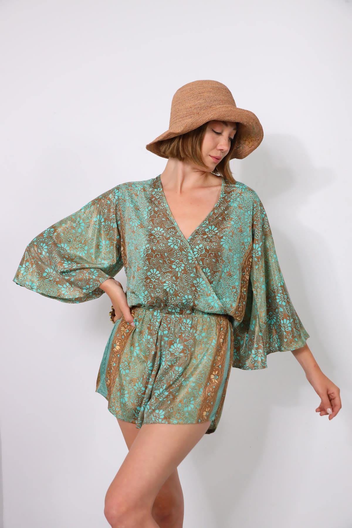 Gold Rengi Kruvaze Yaka Beli Lastikli Kısa İpek Tulum - Şaman Butik Gold Rengi Kruvaze Yaka Beli Lastikli Kısa İpek Tulum