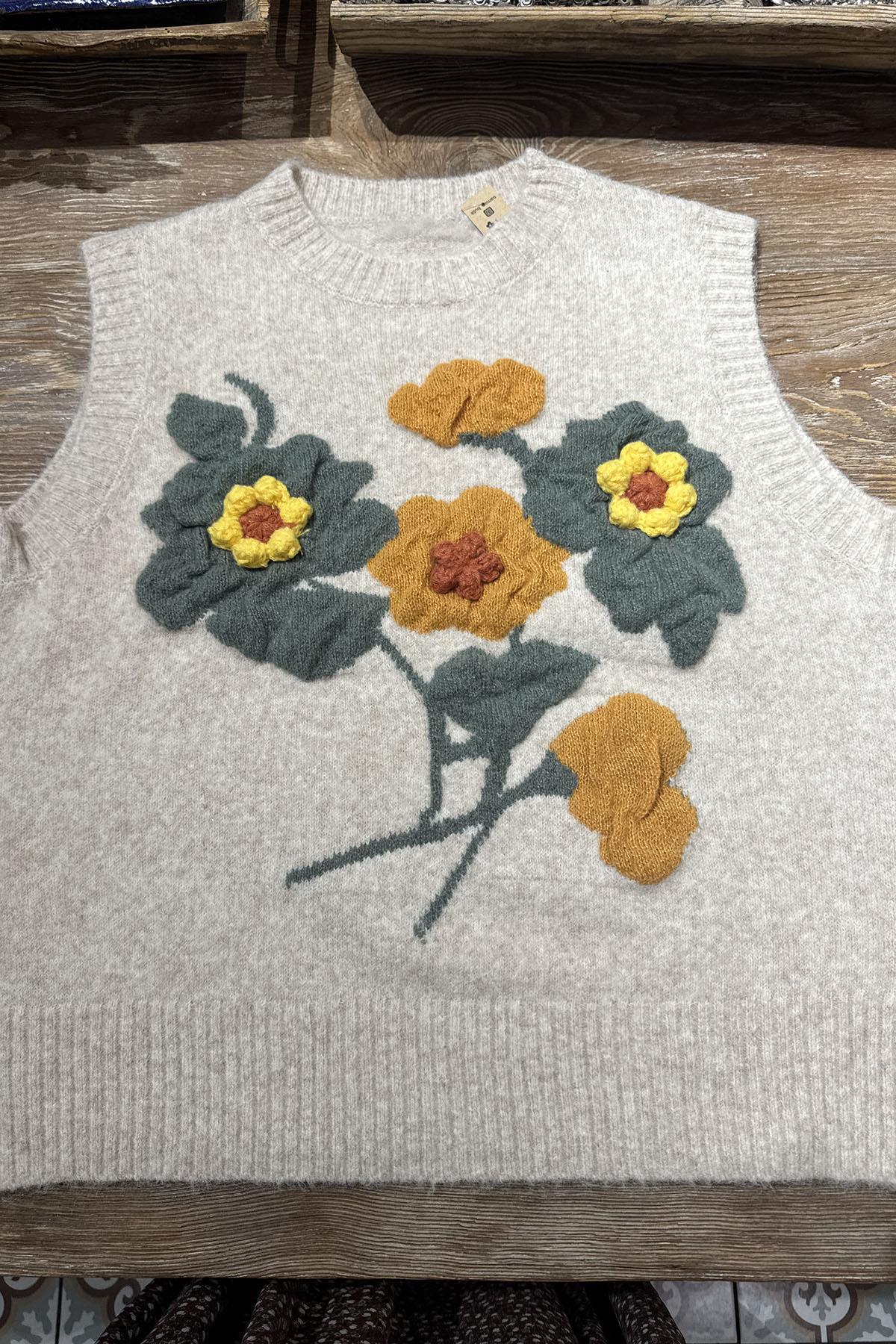 Krem Rengi Çiçek Kabartmalı Süveter