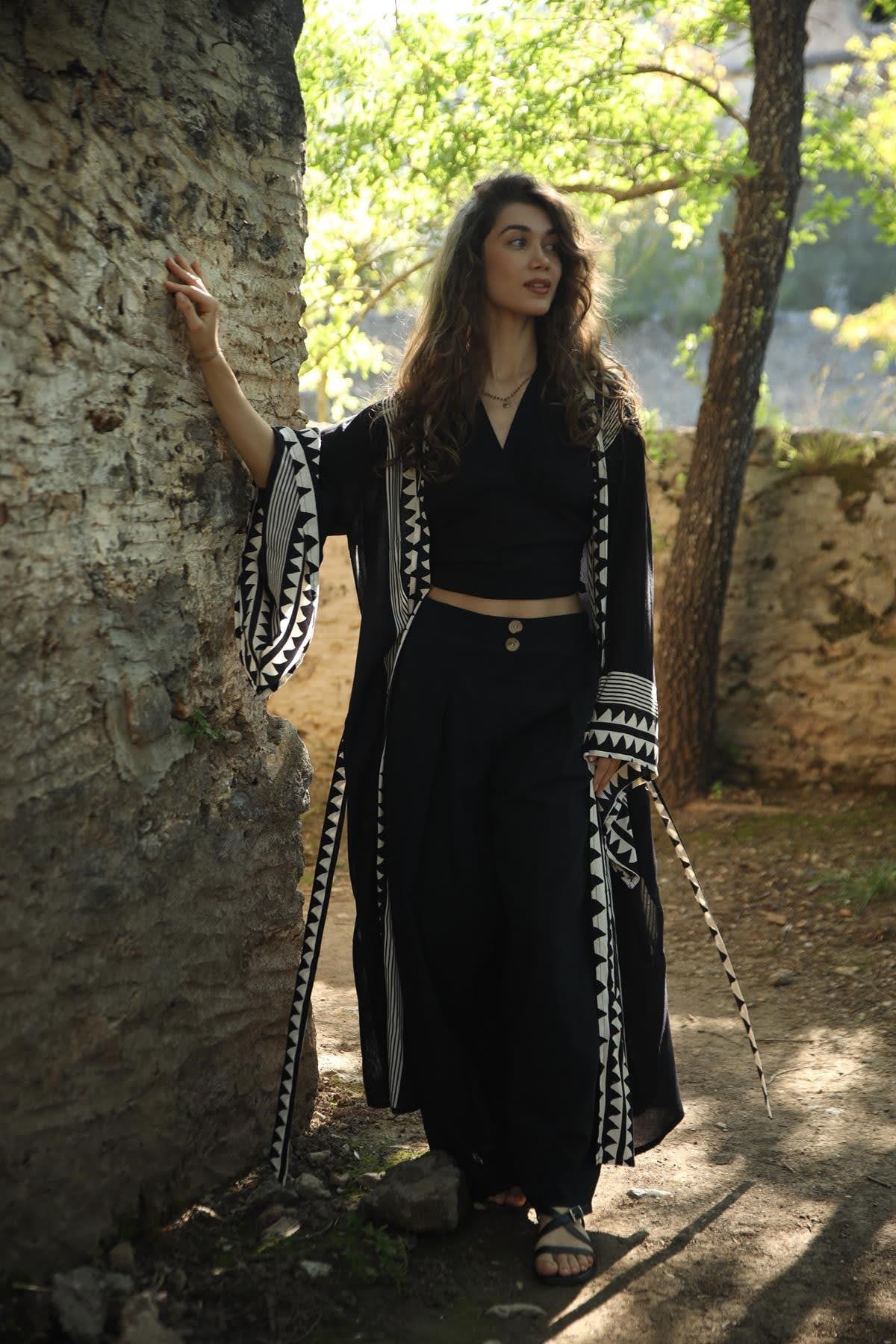 Siyah Otantik Baskılı Kemerli Kimono