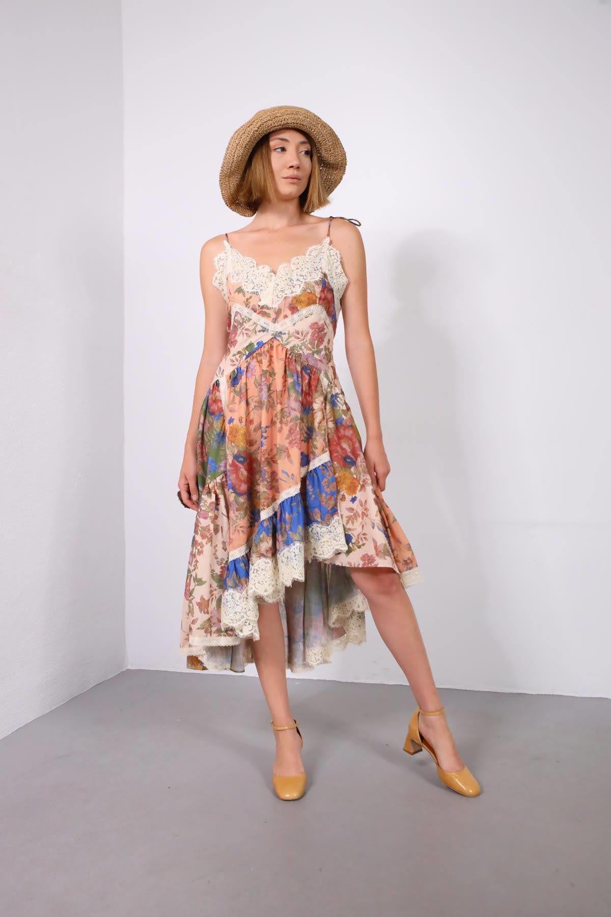 Somon Rengi Çiçek Desenli Dantel Detaylı Askılı Elbise - Şaman Butik Somon Rengi Çiçek Desenli Dantel Detaylı Askılı Elbise