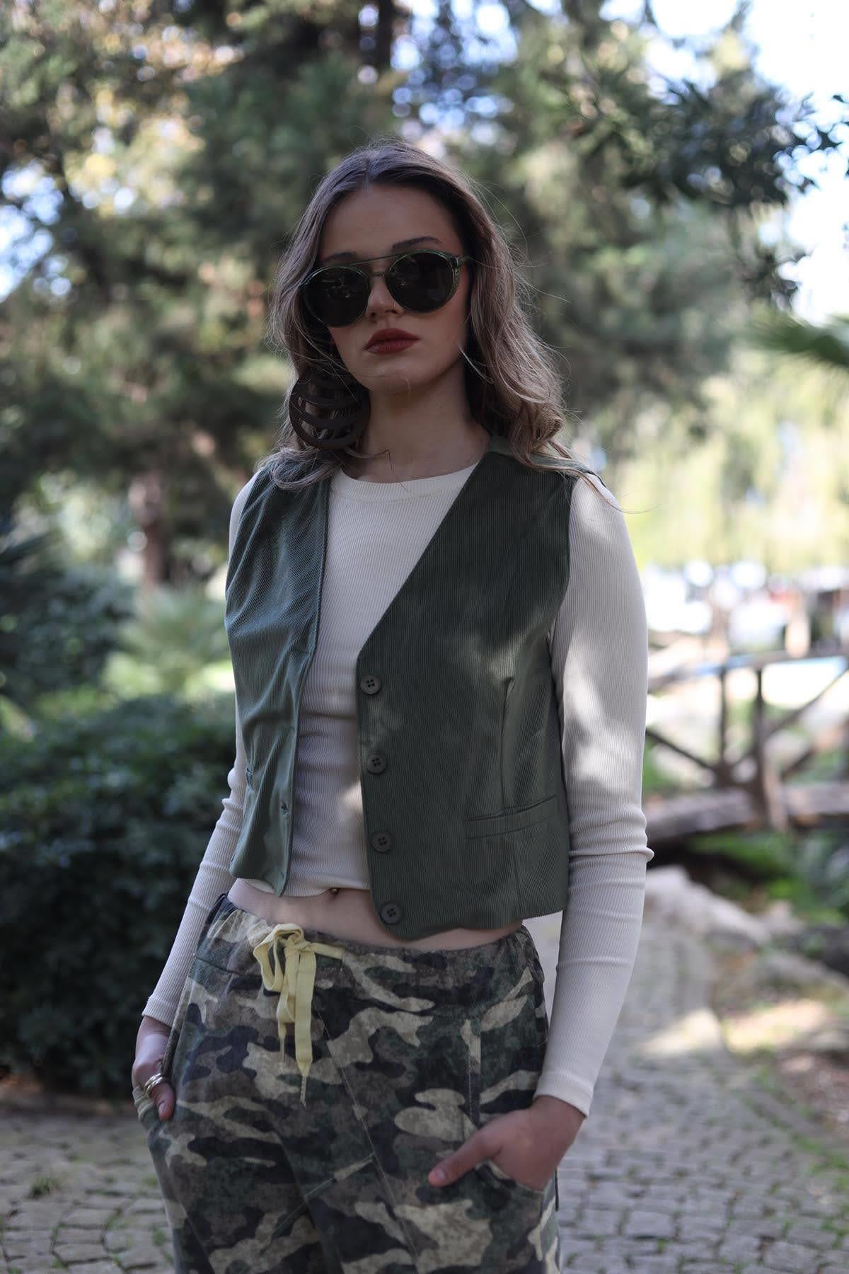 Haki Düğmeli Kadife Yelek