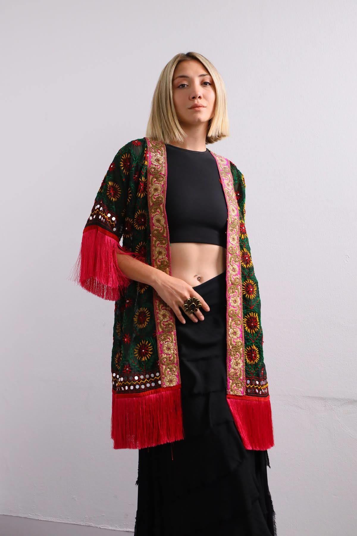 Siyah İşlemeli Püsküllü Kaftan Siyah İşlemeli Püsküllü Kaftan