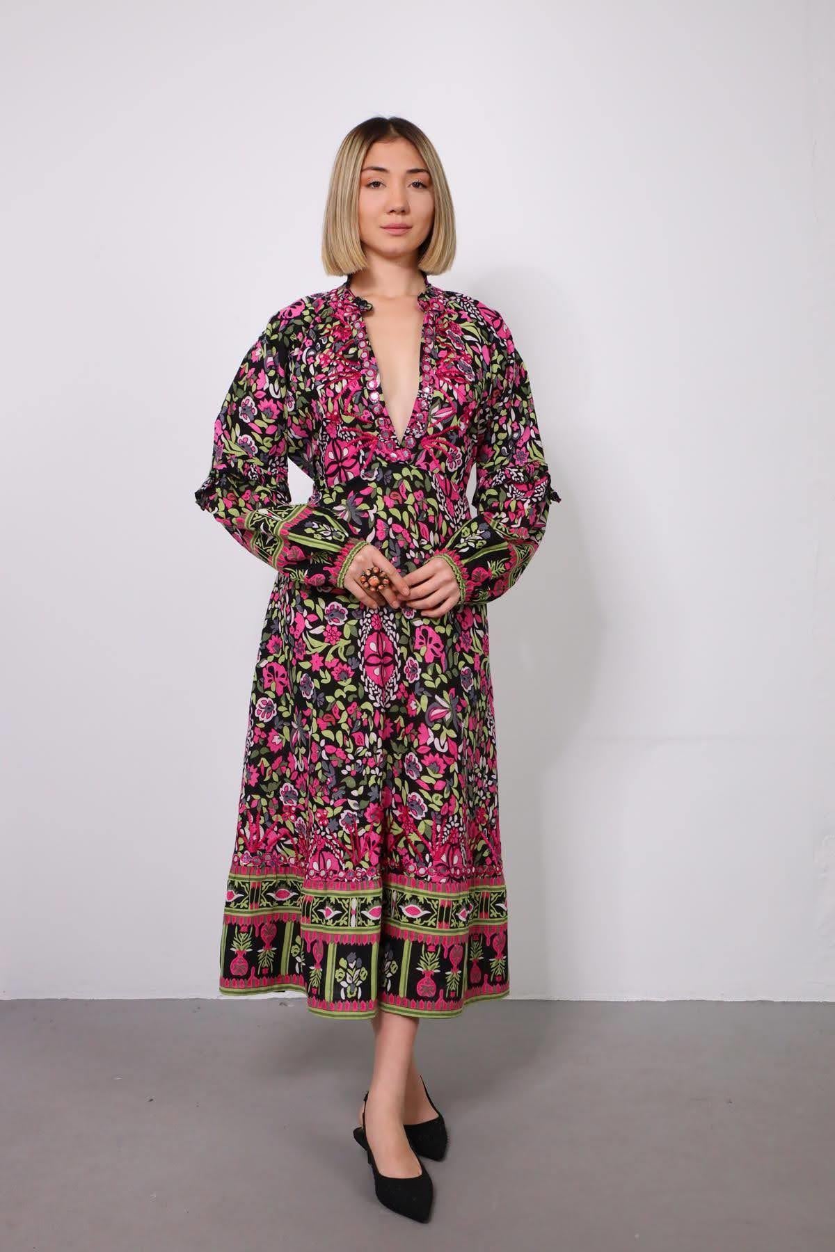 Siyah Pembe Çiçekli Kolları Volanlı Ayna Detaylı Elbise Siyah Pembe Çiçekli Kolları Volanlı Ayna Detaylı Elbise