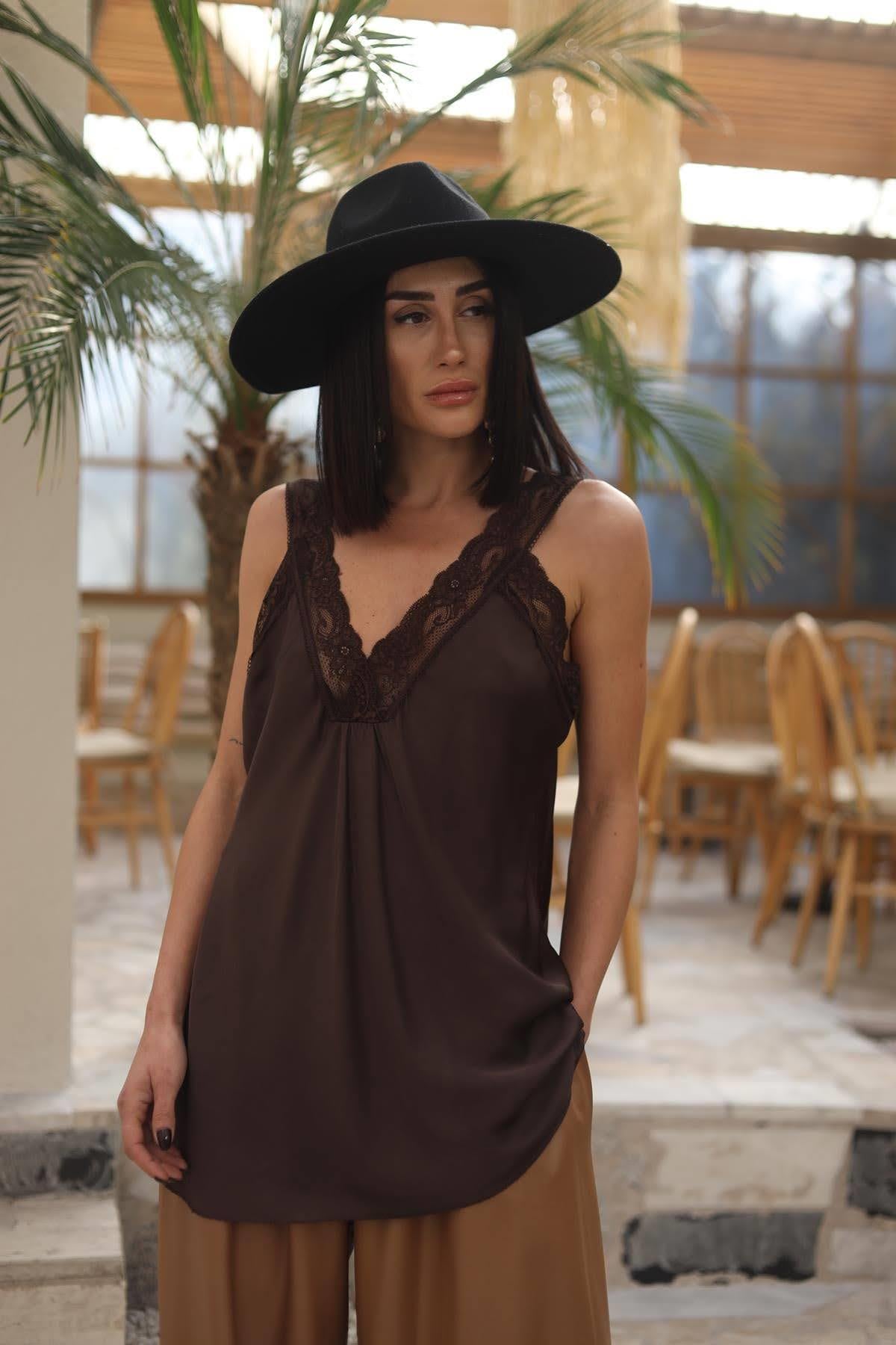 Kahverengi İnce Dantel İşlemeli Atlet