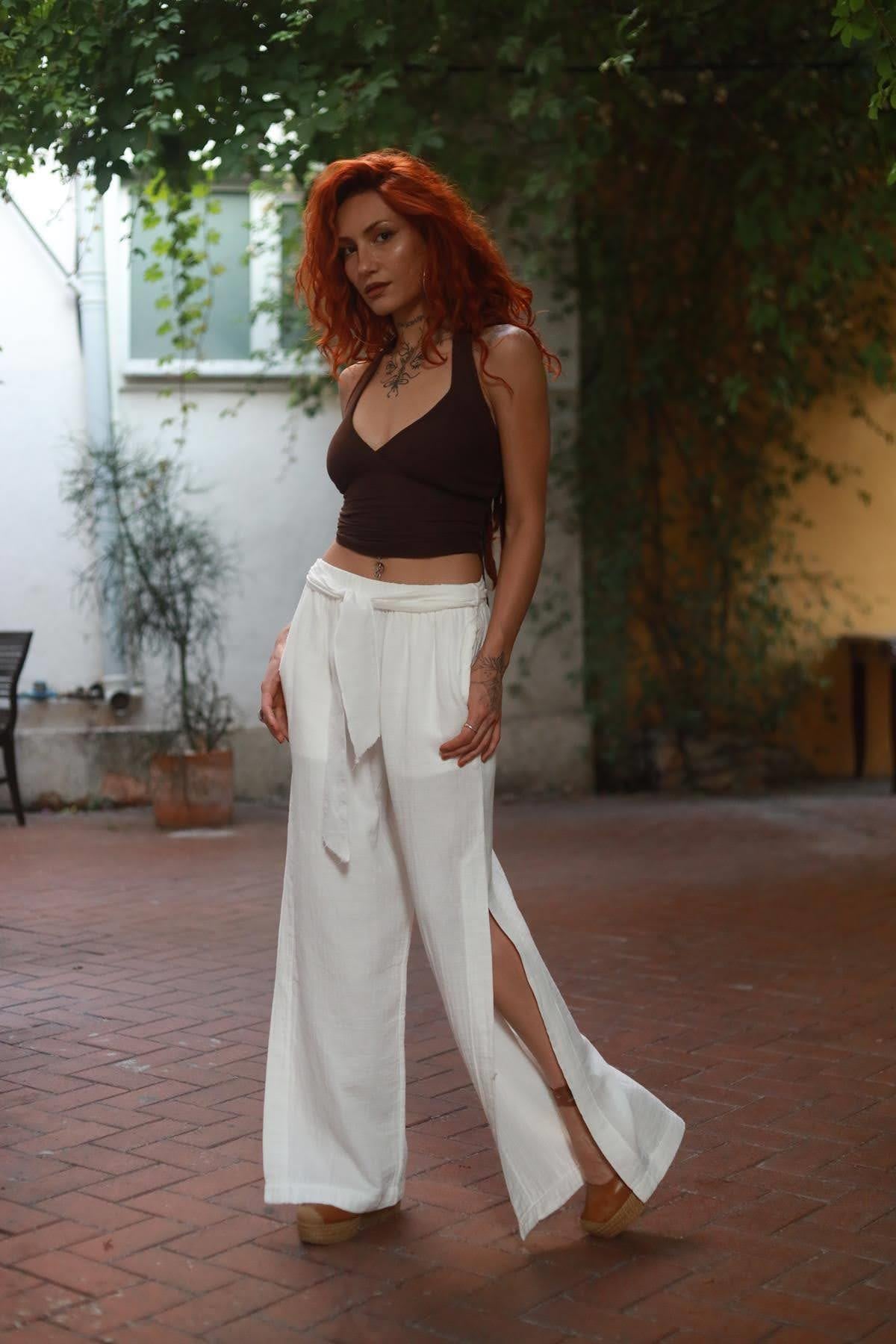 Beyaz Kemer ve Püskül Detaylı Yırtmaçlı Müslin Pantolon