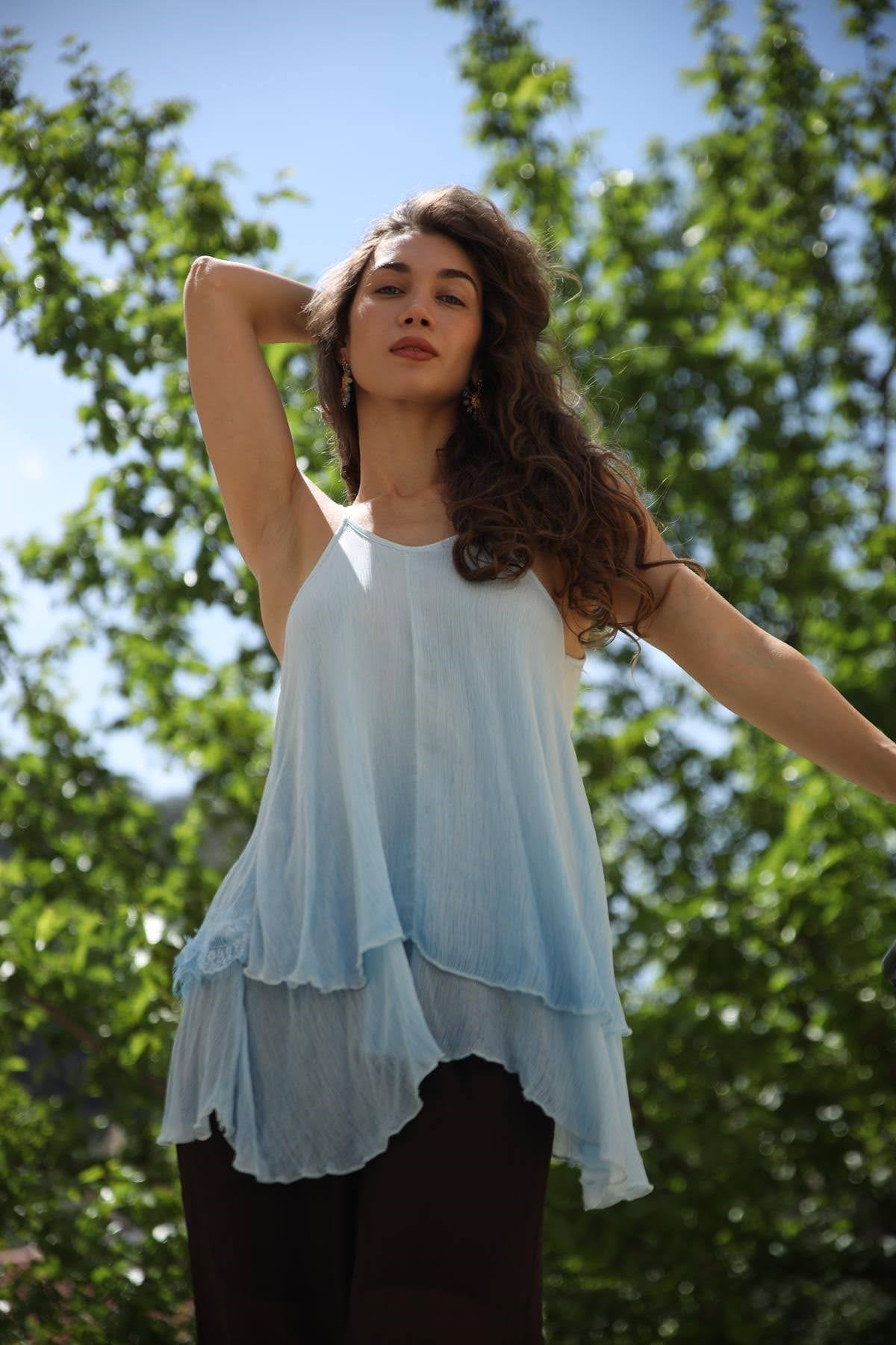 Bebek Mavisi Dantel Detaylı Askılı Gofre Bluz