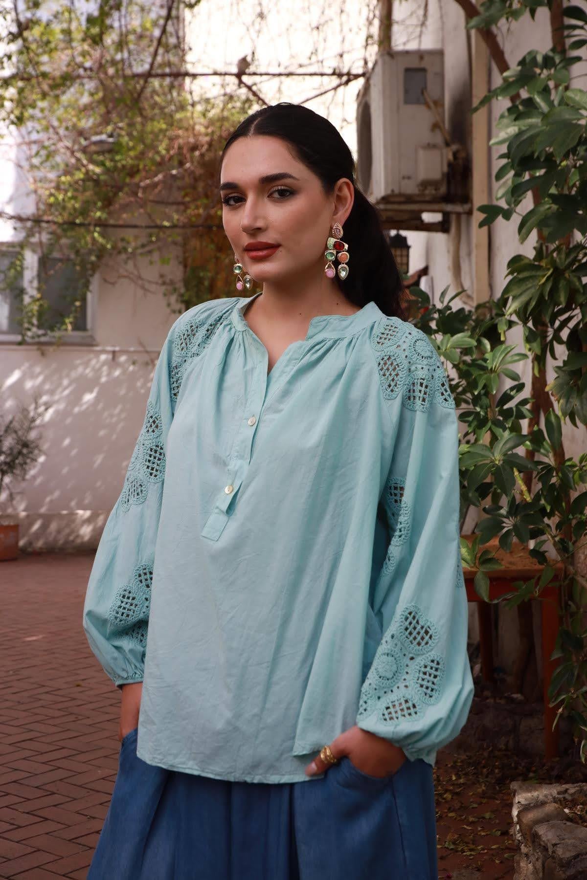 Turkuaz Düğmeli Hakim Yaka Dantelli Bluz