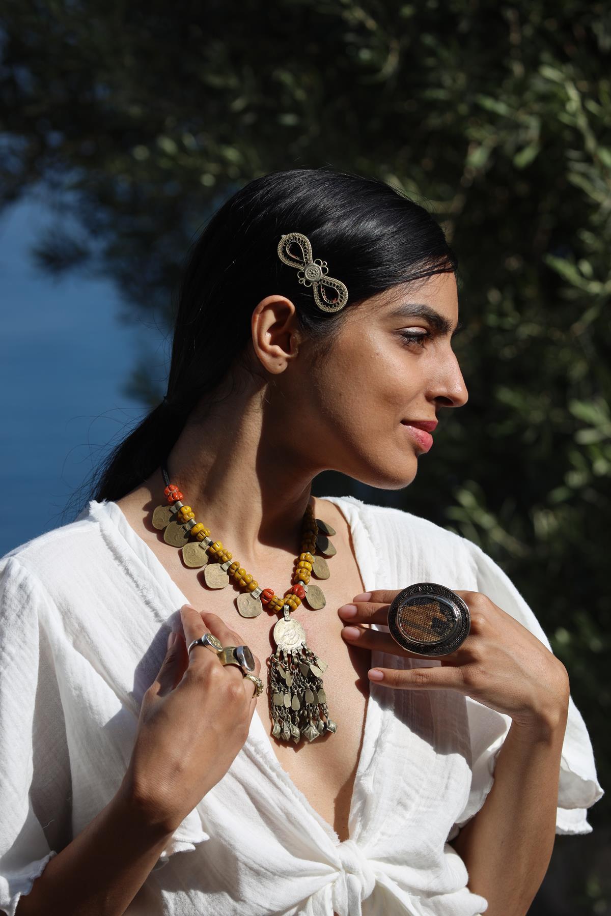 Gümüş Kaplama Antik Para Detaylı Sallantılı Kolye