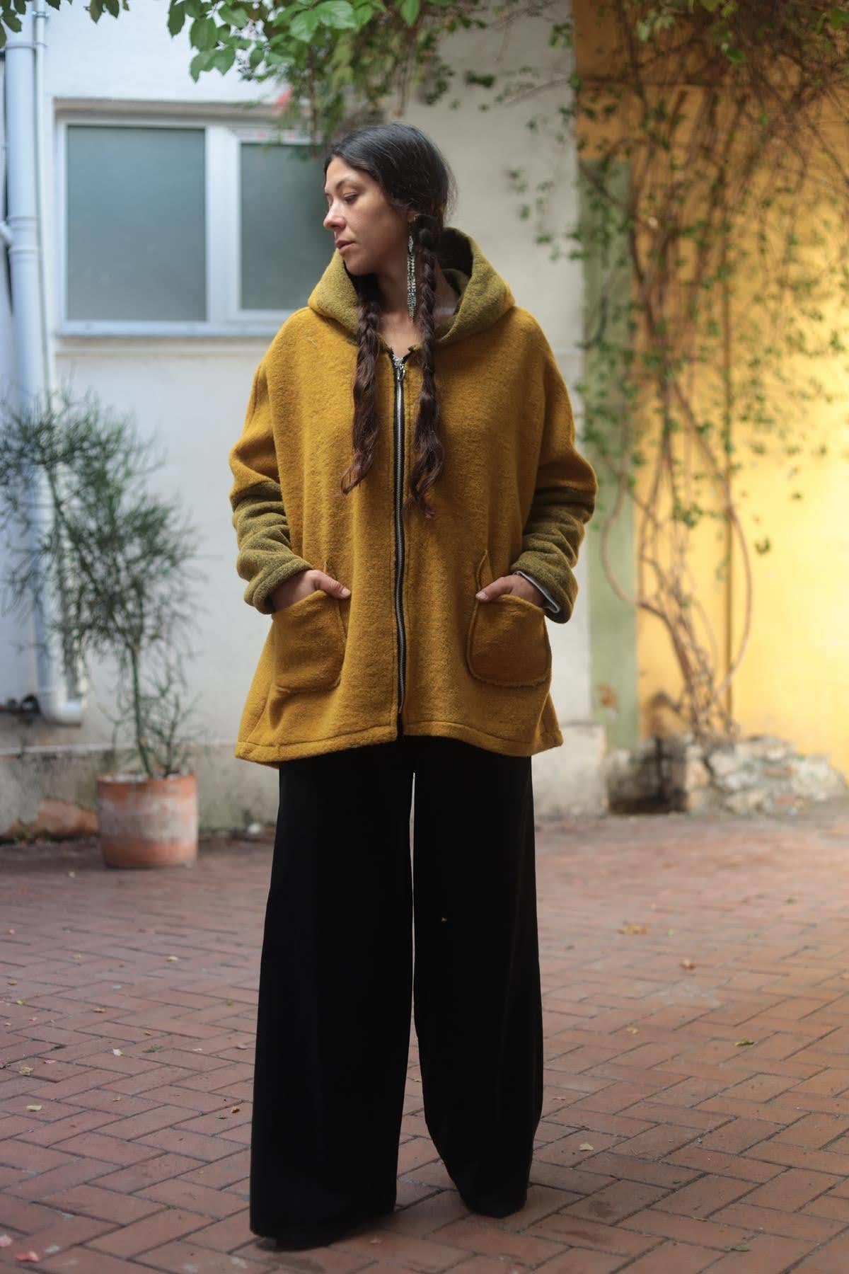 Hardal Rengi Kapüşonlu Kısa Keçe Kaban