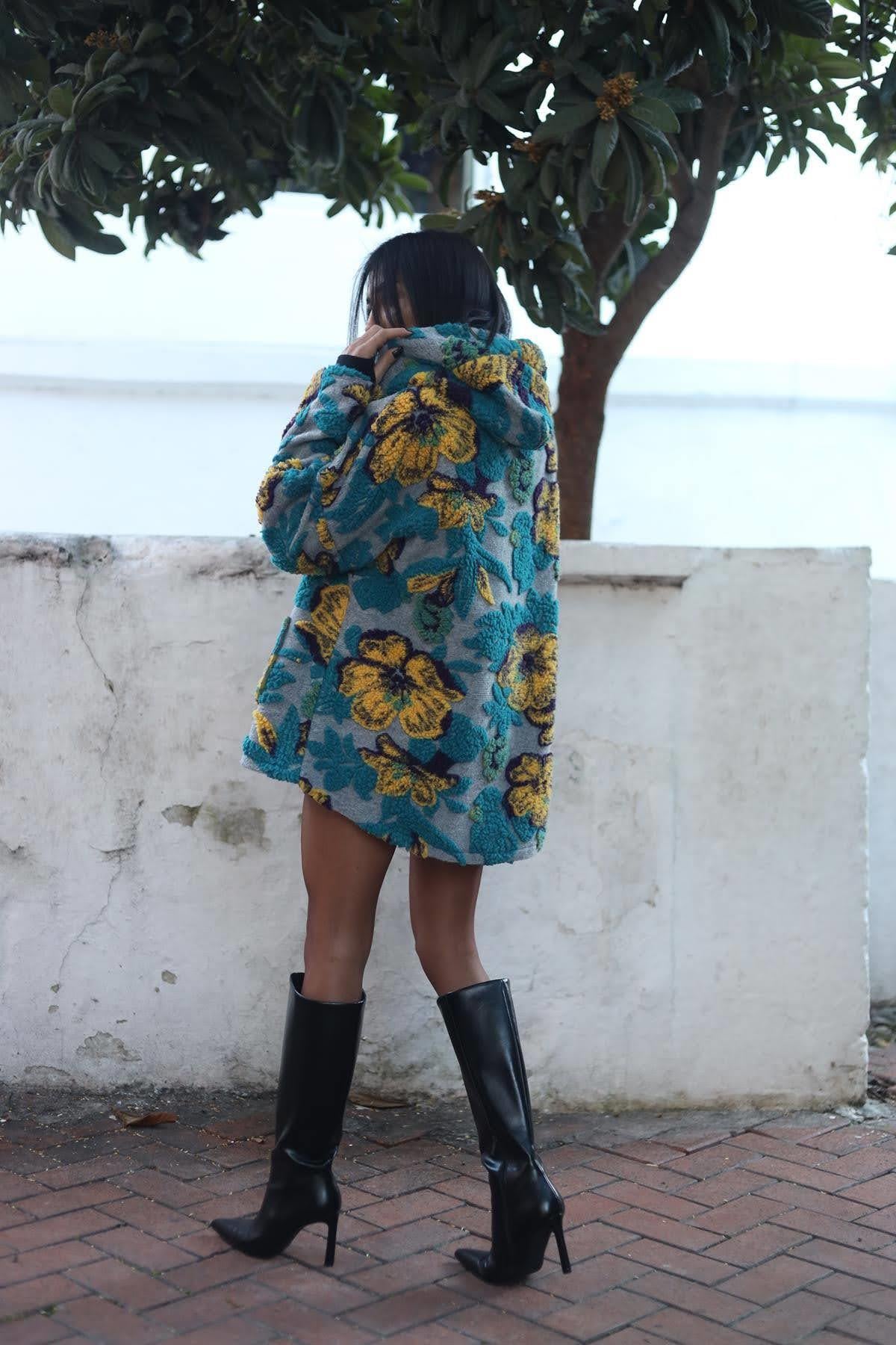 Gri Çiçek Desenli Fermuarlı Keçe Kaban