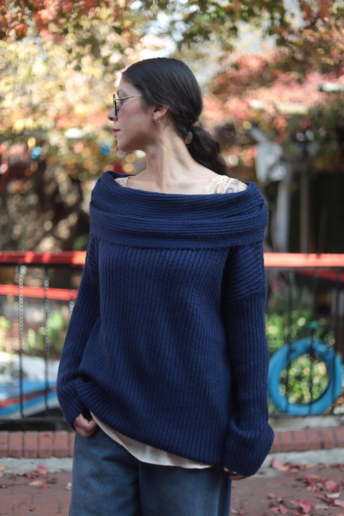 Lacivert Pileli Madonna Yaka Fitilli Triko Bluz