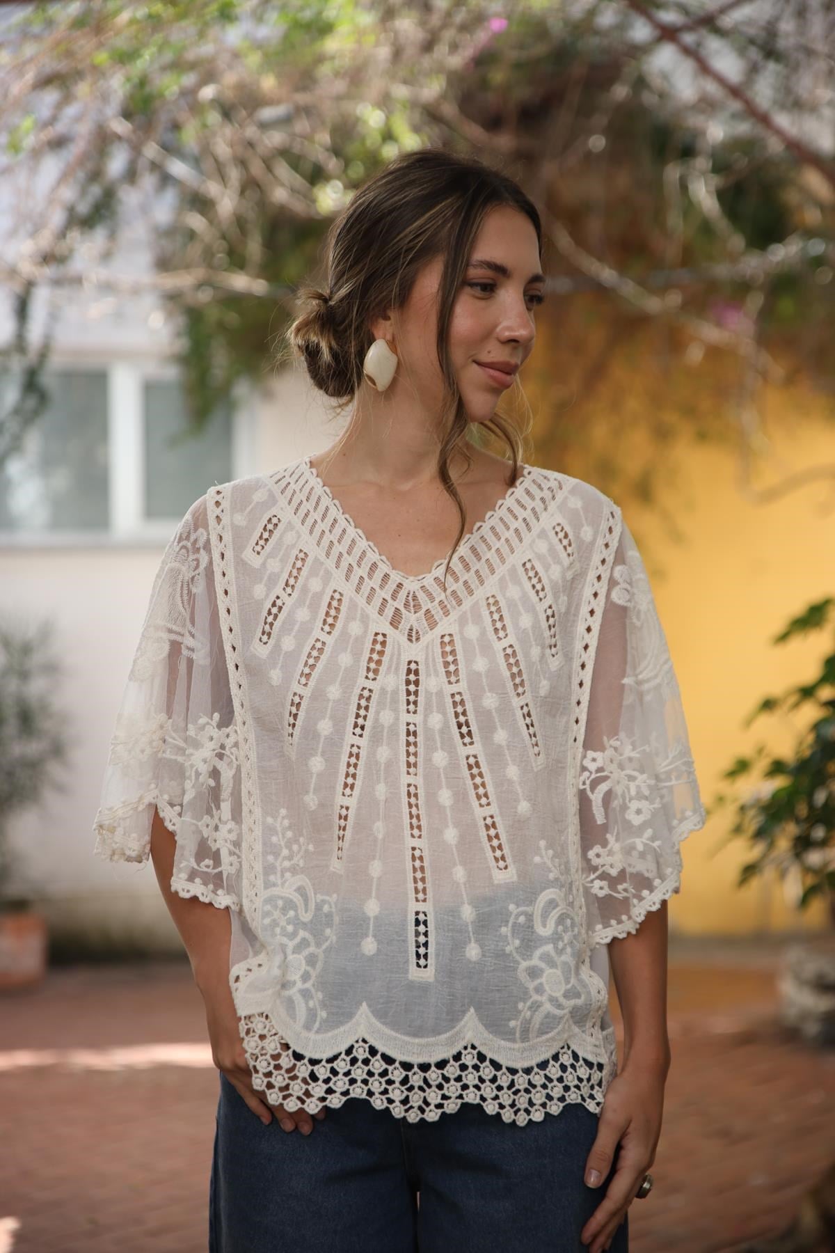 Krem Rengi Tül Detaylı Ajurlu Bluz