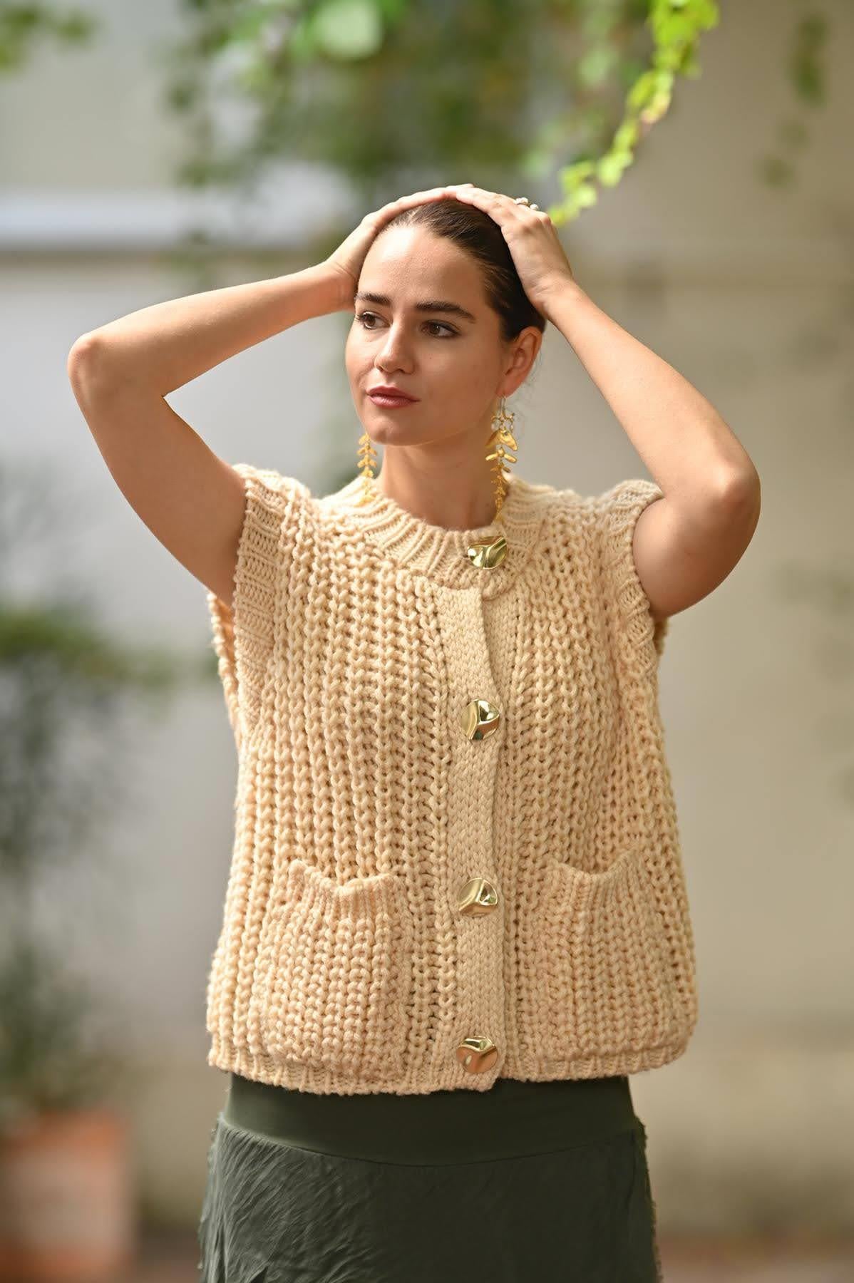 Krem Rengi Düğme Detaylı Örme Yelek