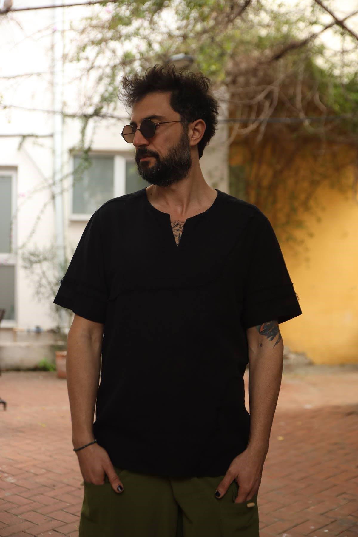 Siyah Kesik Yaka Dikiş Detaylı Erkek Tshirt