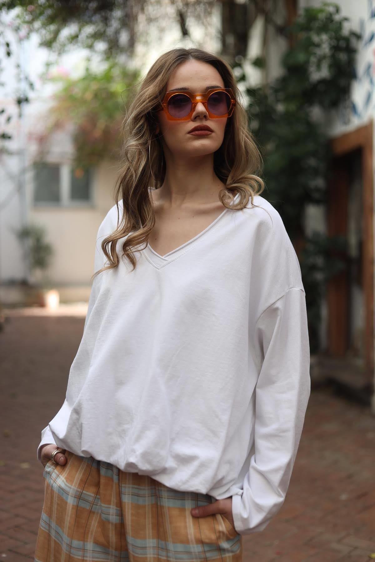 Beyaz Sırtı Düğme Detaylı V Yaka Sweatshirt