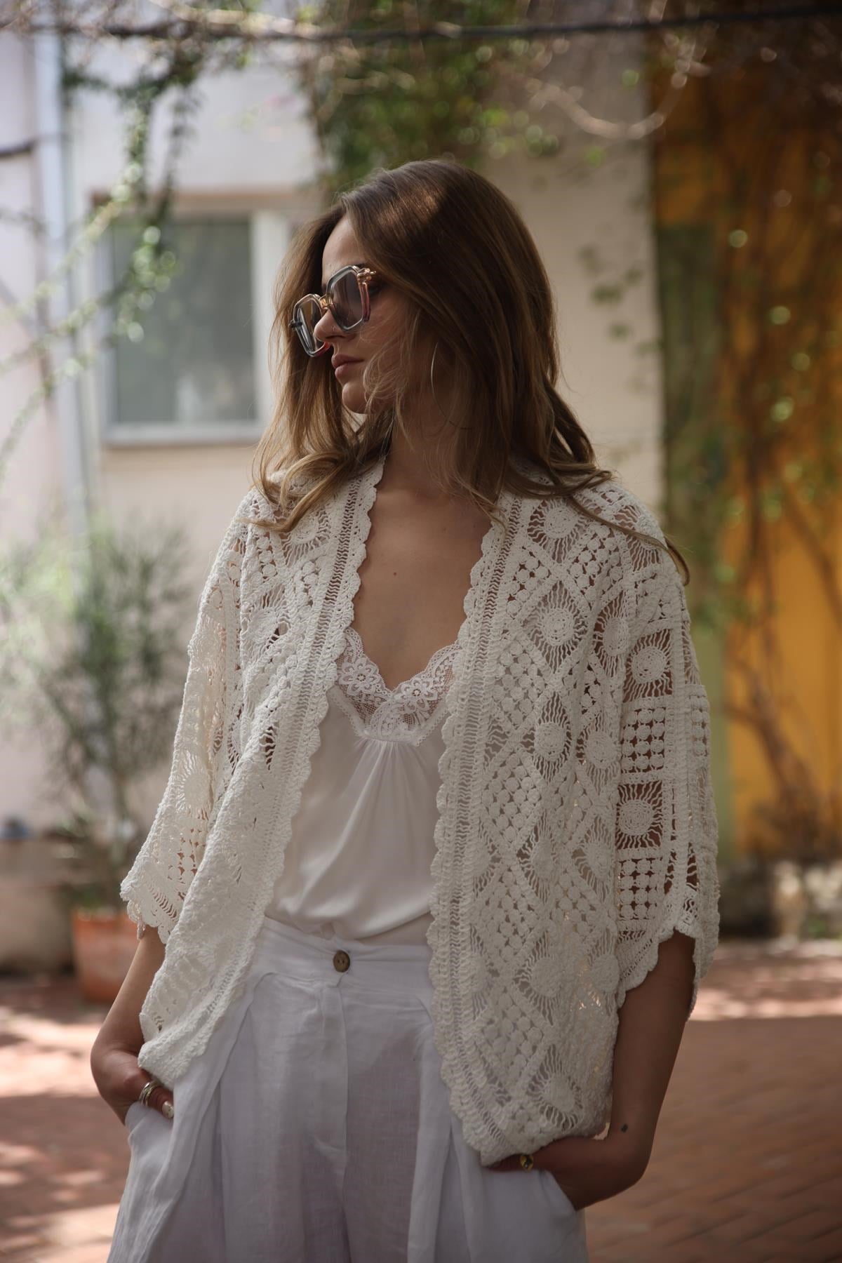 Beyaz Oval Kesim Dantel Hırka