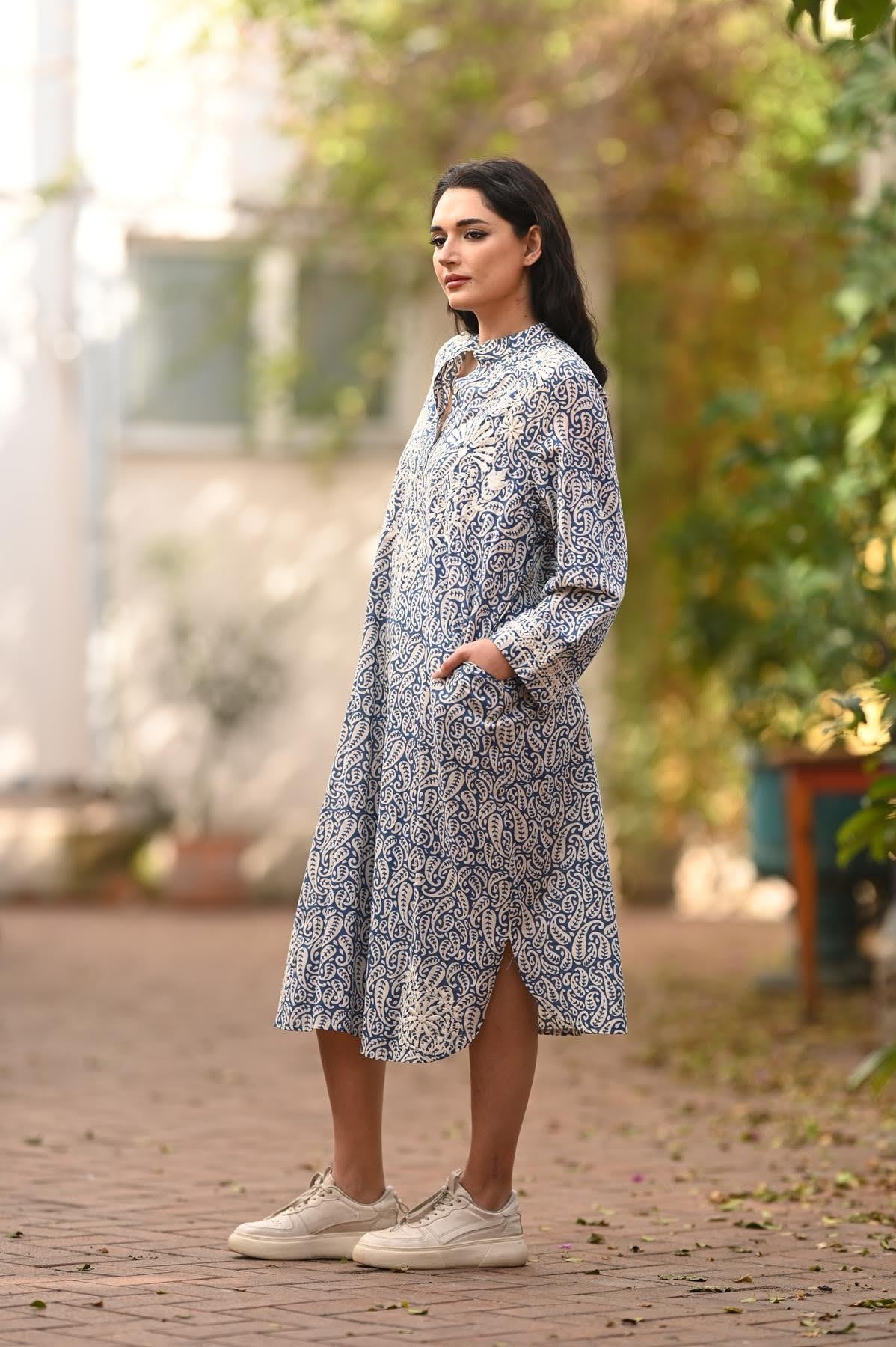 Mavi Düğmeli Hakim Yaka Nakışlı Elbise