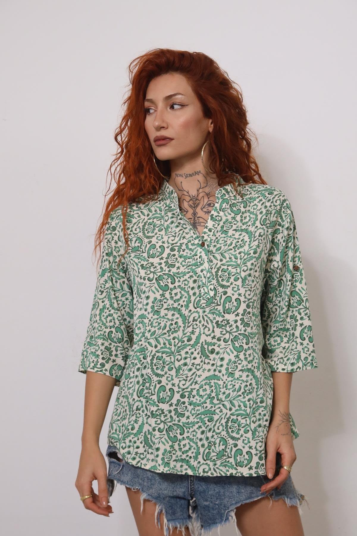 Ekru Otantik Desenli Yarım Düğmeli Gömlek