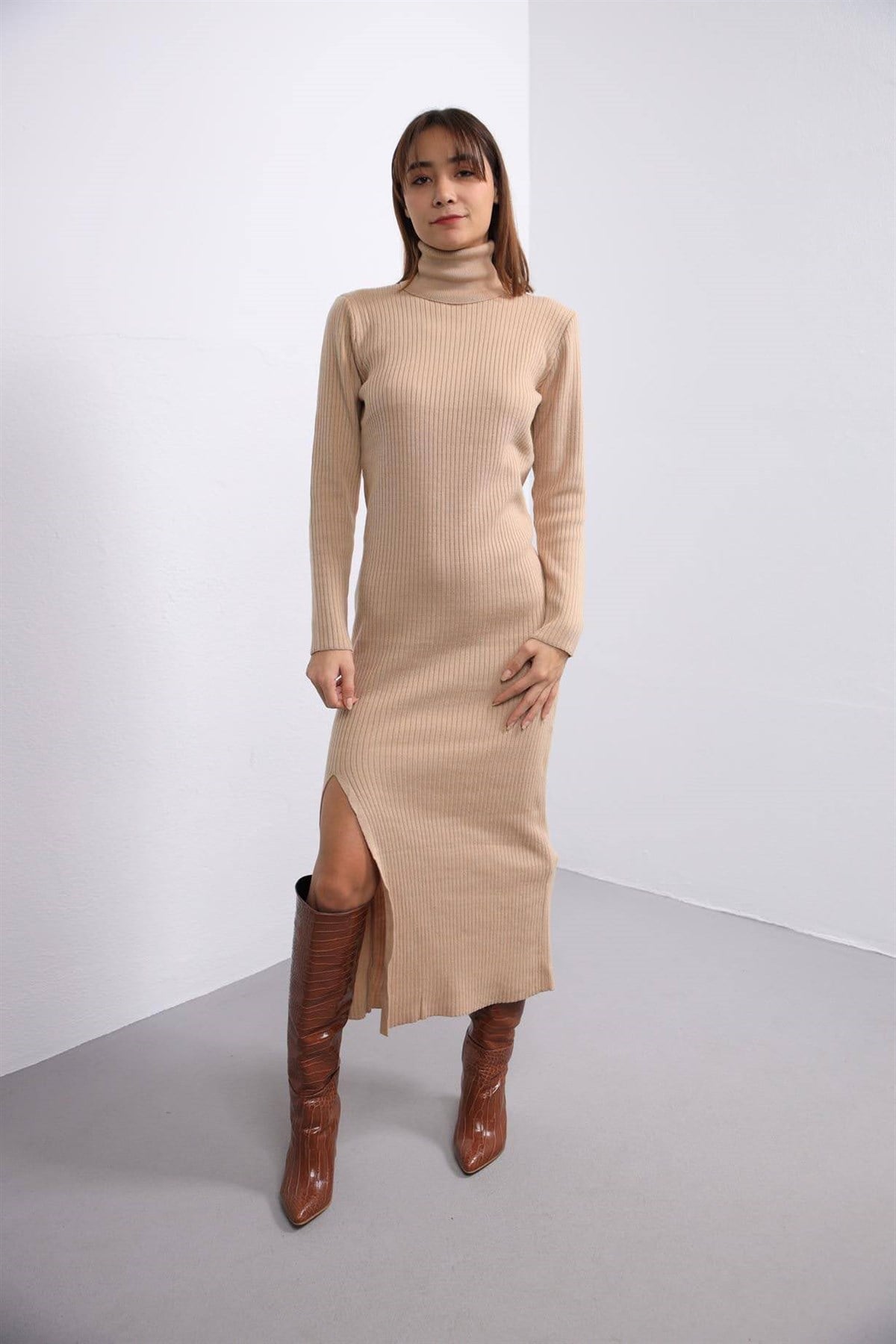 Bej Boğazlı Yırtmaçlı Triko Elbise - Şaman Butik Bej Boğazlı Yırtmaçlı Triko Elbise
