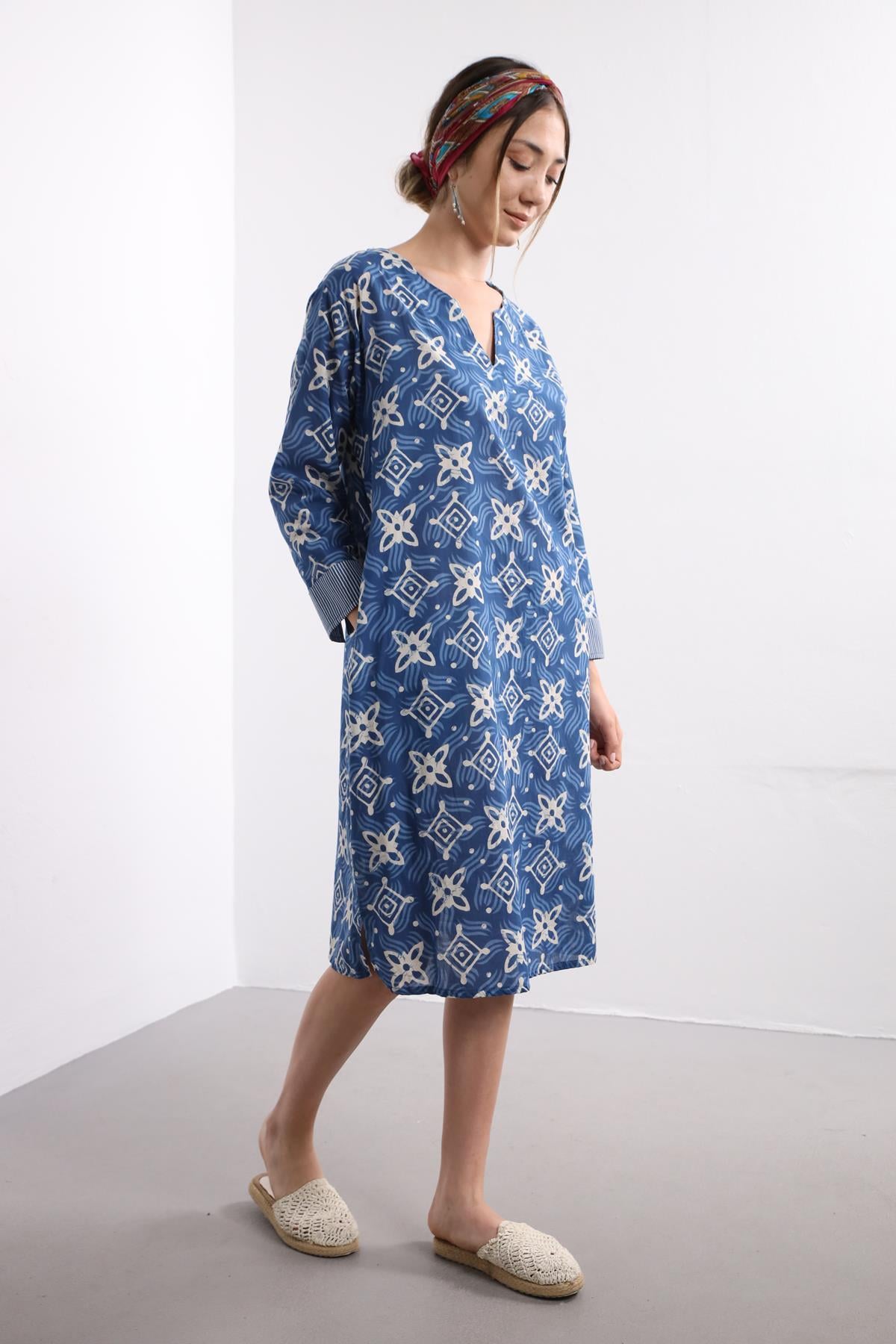 Mavi Geometrik Desenli V Yaka Elbise - Şaman Butik Mavi Geometrik Desenli V Yaka Elbise