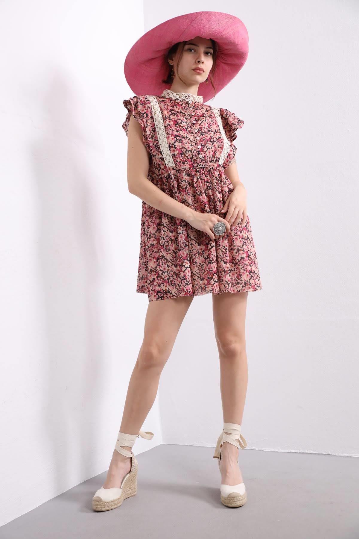 Pembe Çiçek Desenli Sırtı Pencere Detaylı Kolu Fırfırlı Elbise - Şaman Butik Pembe Çiçek Desenli Sırtı Pencere Detaylı Kolu Fırfırlı Elbise