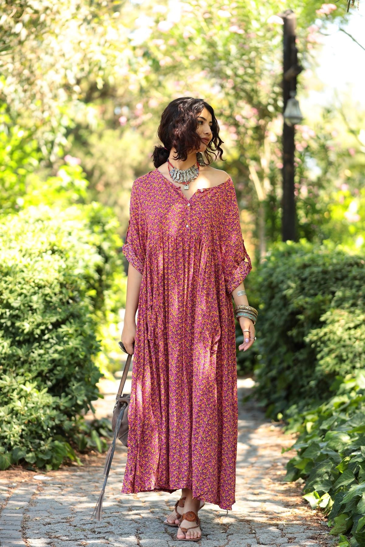Pembe Çiçekli Önü Düğmeli Elbise - Şaman Butik - Bohem Giyim ve Aksesuar | Kadın & Erkek Pembe Çiçekli Önü Düğmeli Elbise