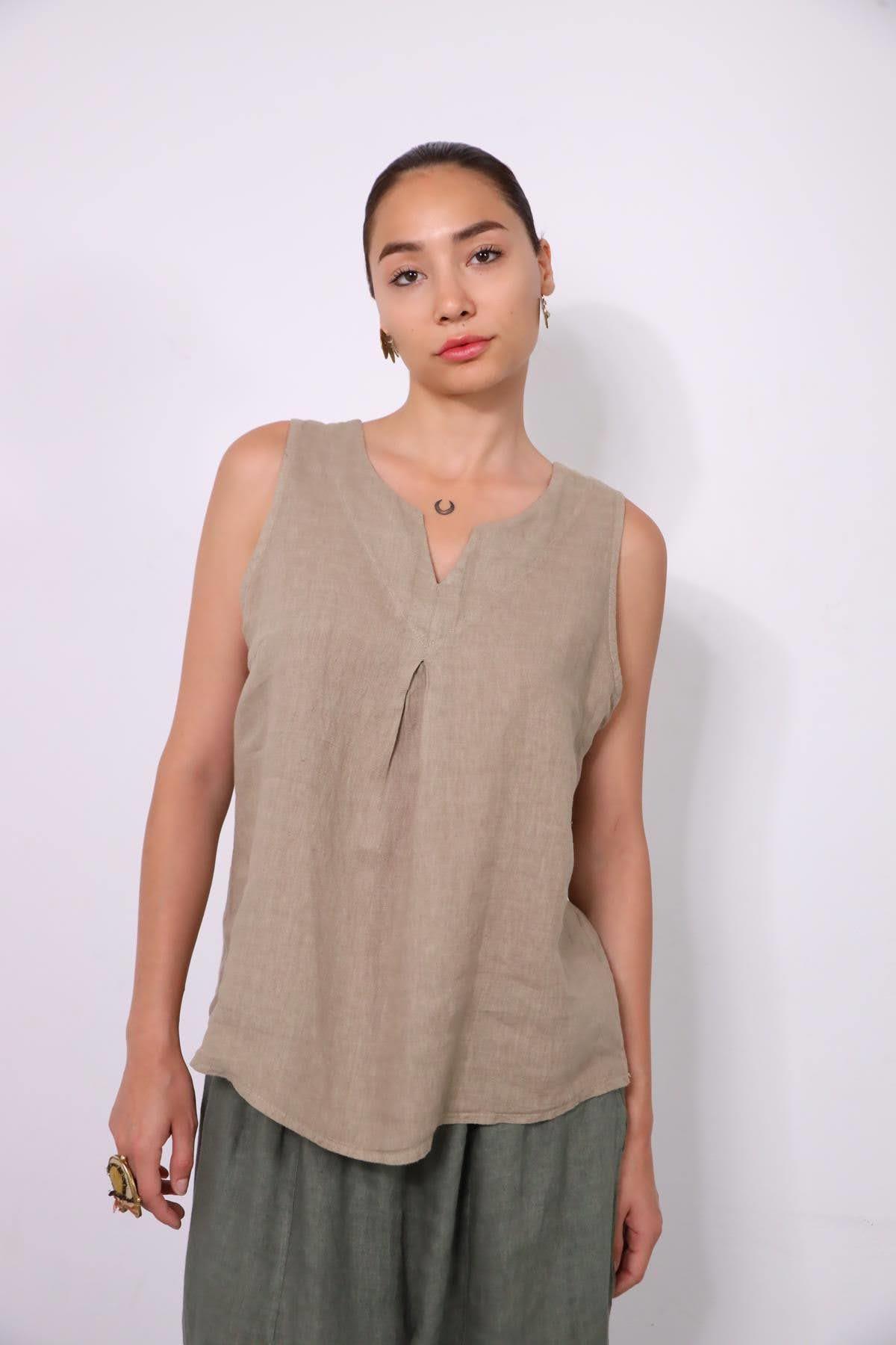Vizon Rengi Kesik Yaka Pileli Keten Kolsuz Bluz - Şaman Butik Vizon Rengi Kesik Yaka Pileli Keten Kolsuz Bluz