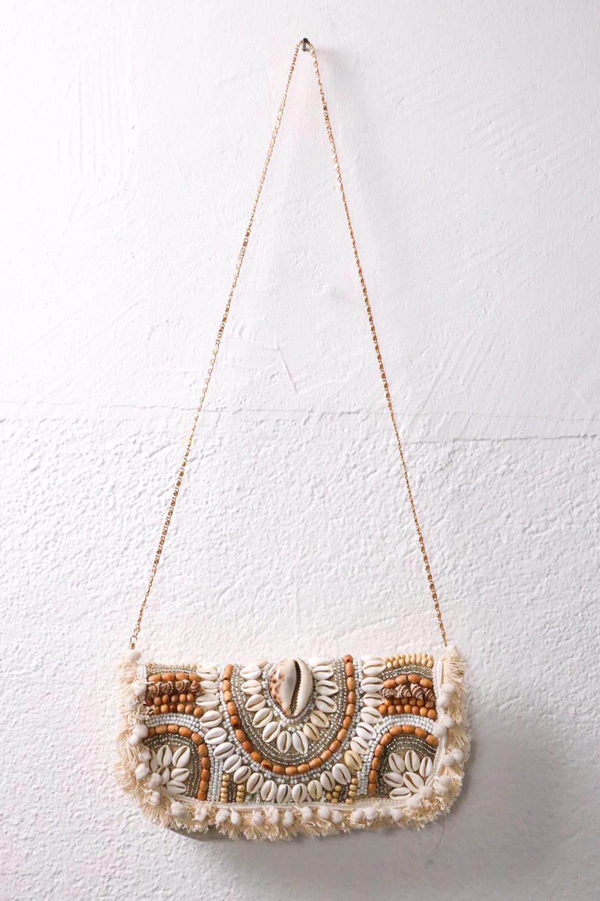 Bej Boncuk ve Denizkabuğu İşlemeli Hasır Çanta Bej Boncuk ve Denizkabuğu İşlemeli Hasır Çanta