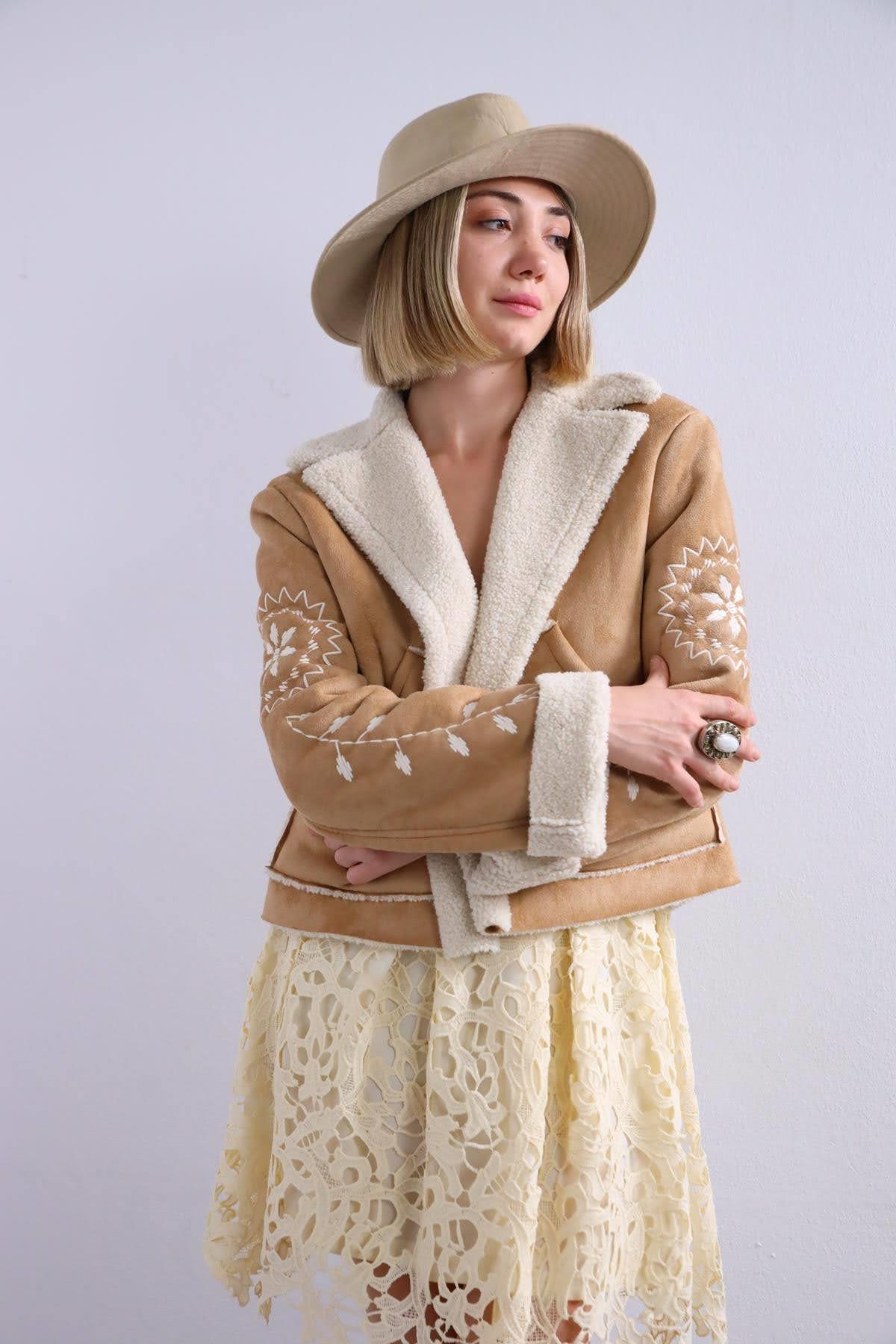 Camel Rengi Çiçek İşlemeli Kısa Nubuk Ceket - Şaman Butik Camel Rengi Çiçek İşlemeli Kısa Nubuk Ceket