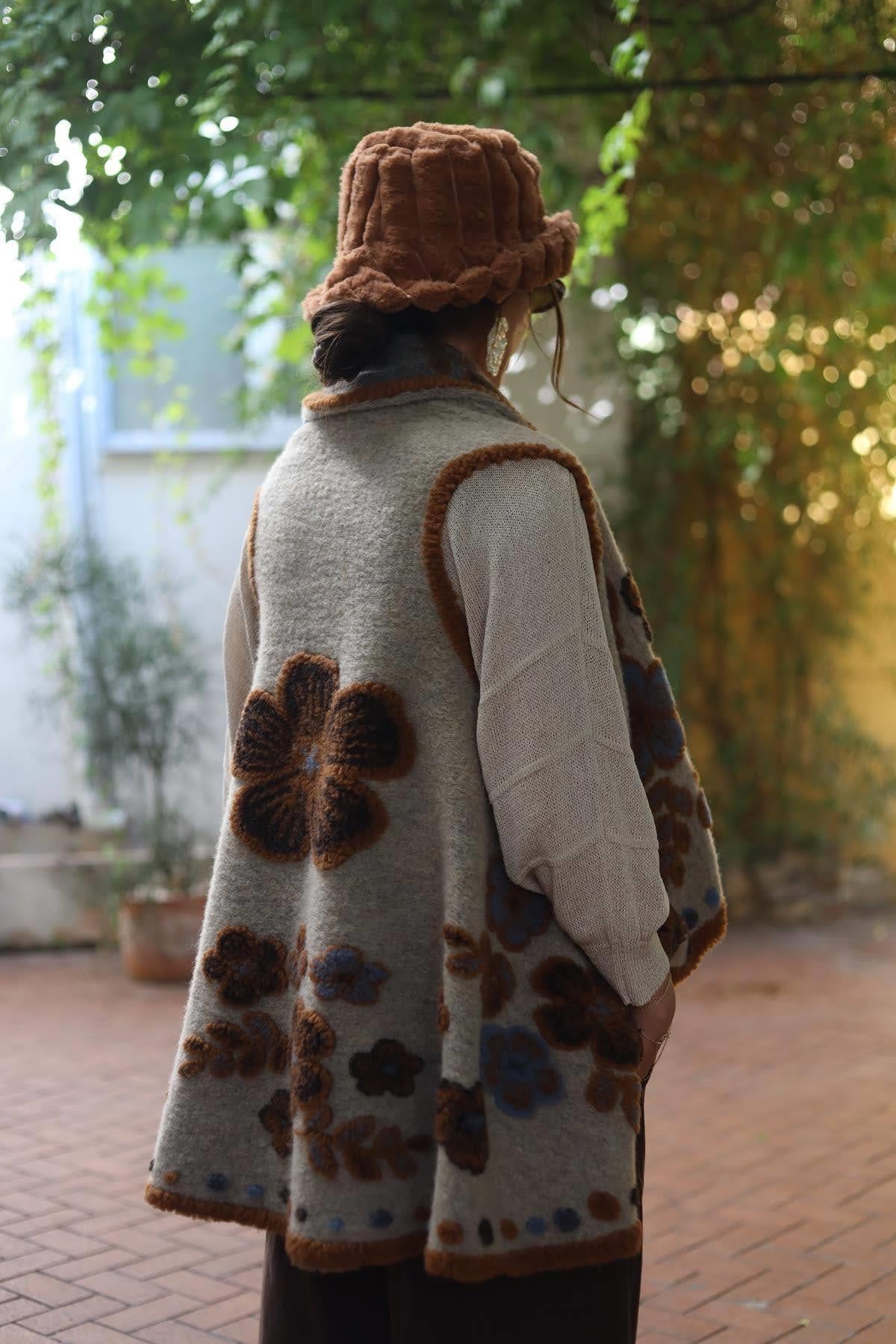 Vizon Rengi Çiçek Desenli Keçe Yelek