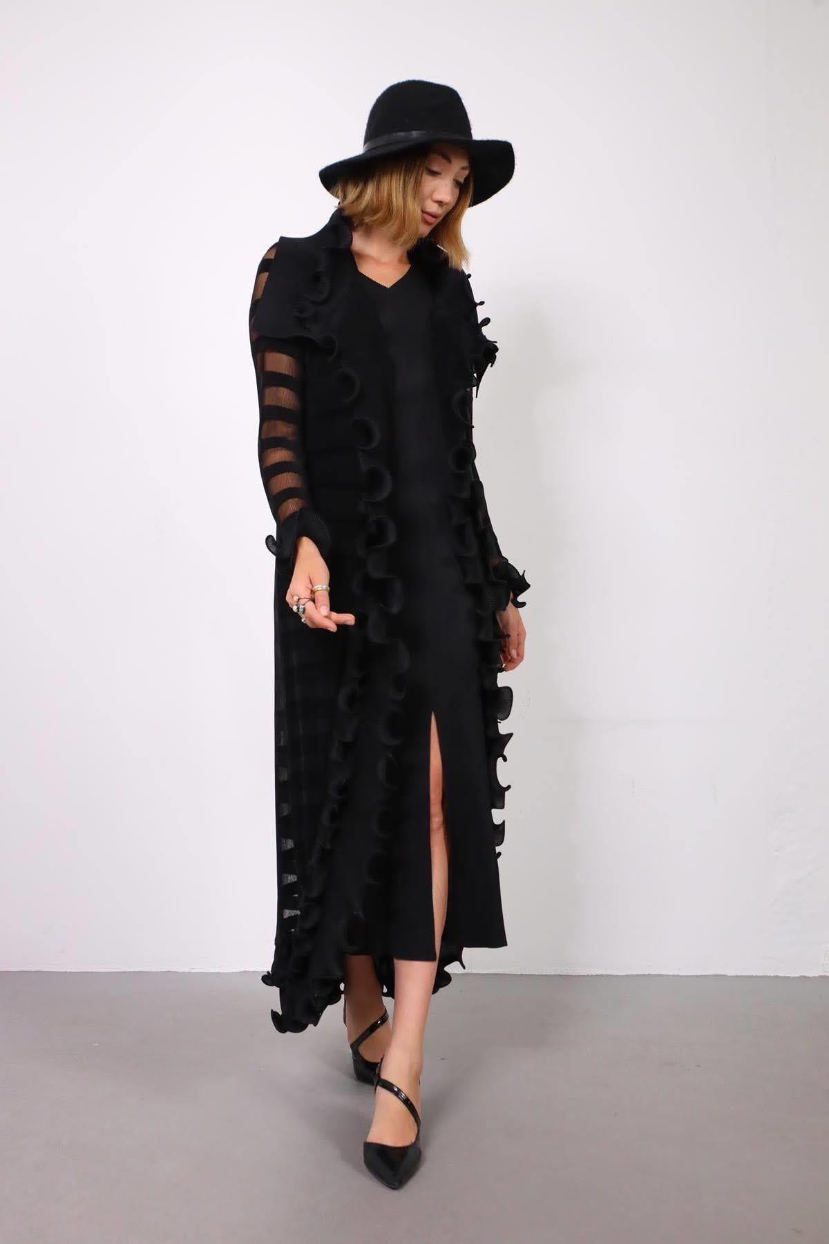 Siyah Volanlı Tasarım Kaftan ve Elbise Takım - Şaman Butik Siyah Volanlı Tasarım Kaftan ve Elbise Takım