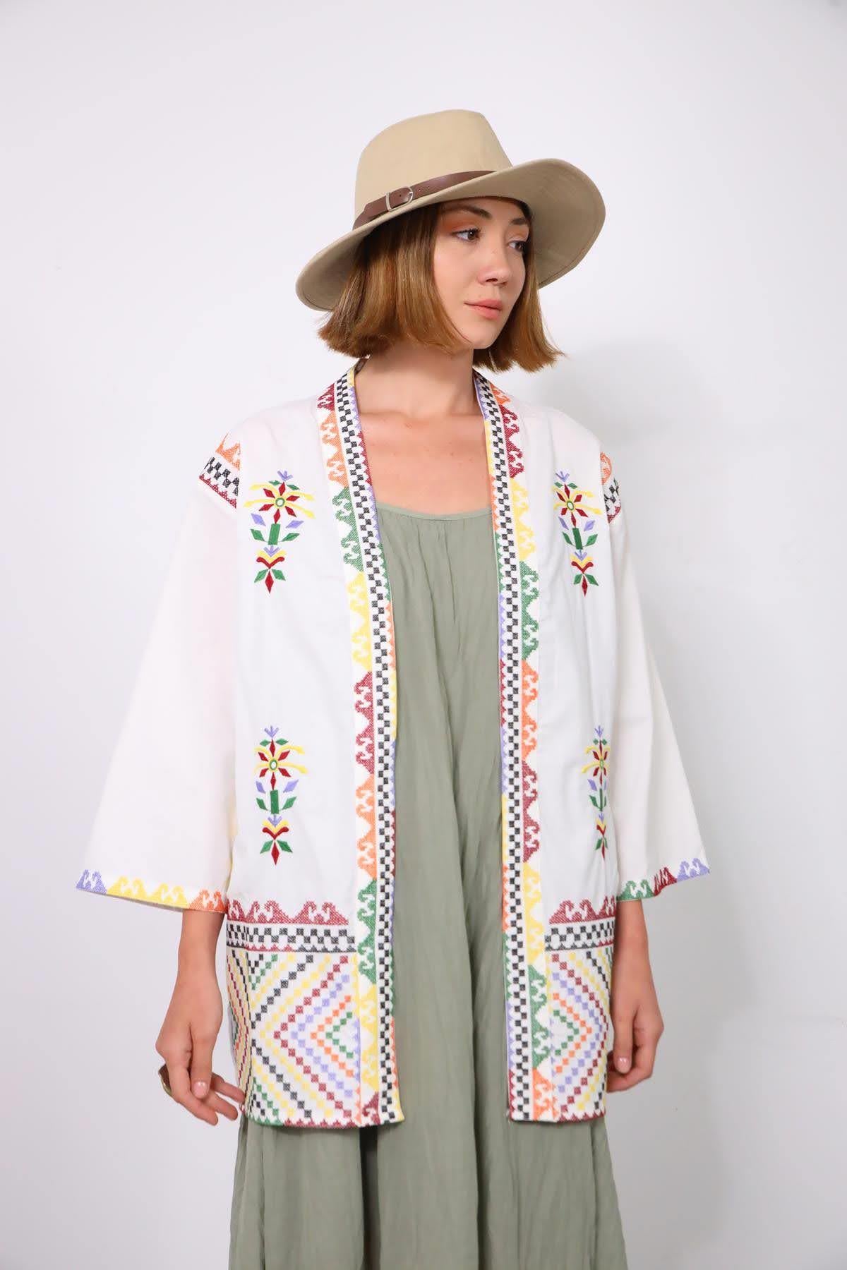  Beyaz Kanaviçe İşlemeli Kısa Kaftan