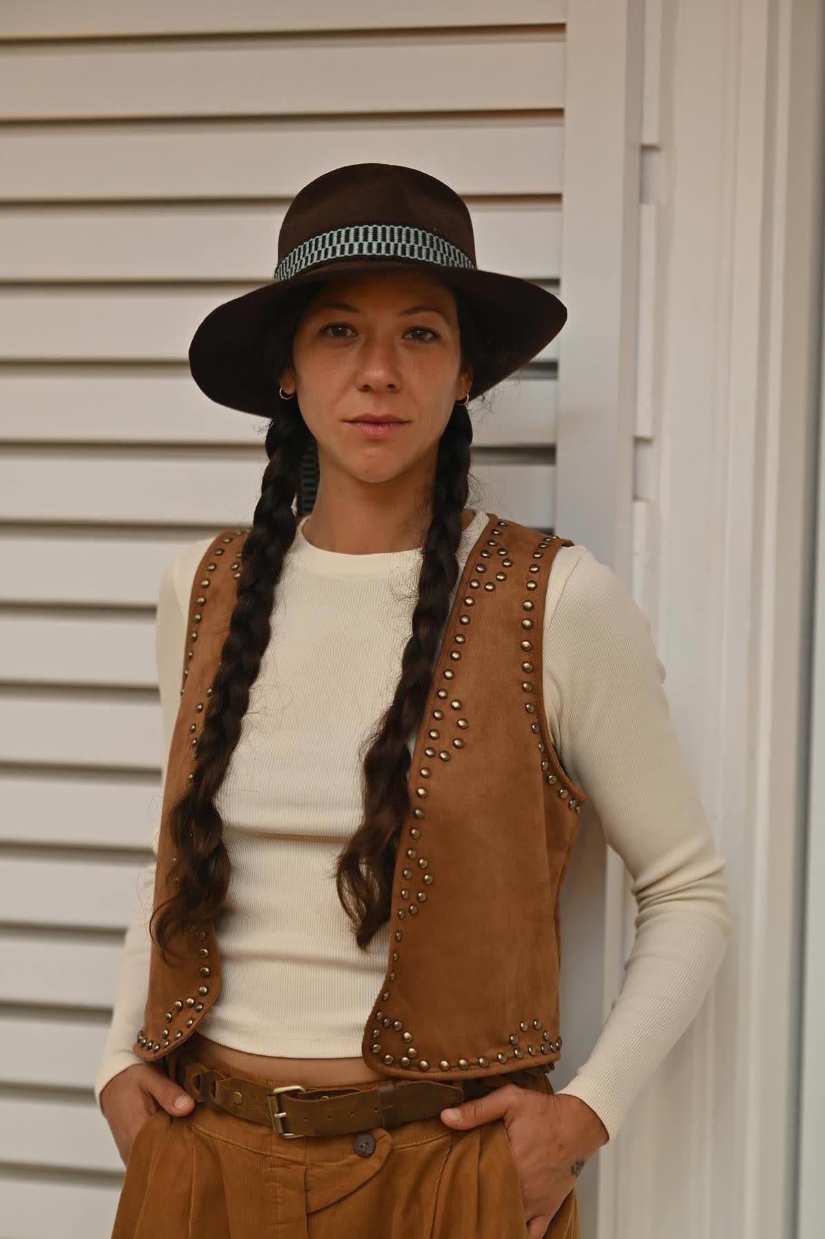 Taba Zımbalı Süet Yelek