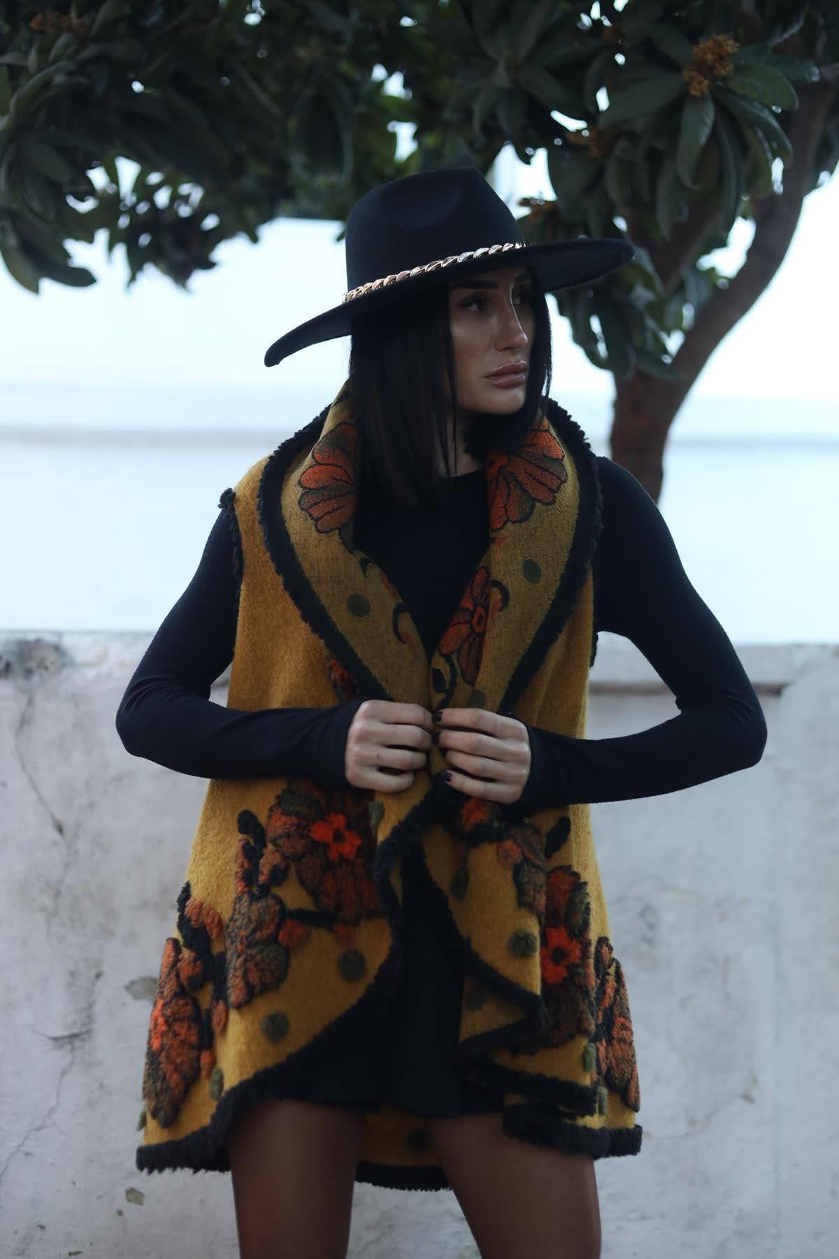 Hardal Rengi Çiçek Desenli Keçe Yelek