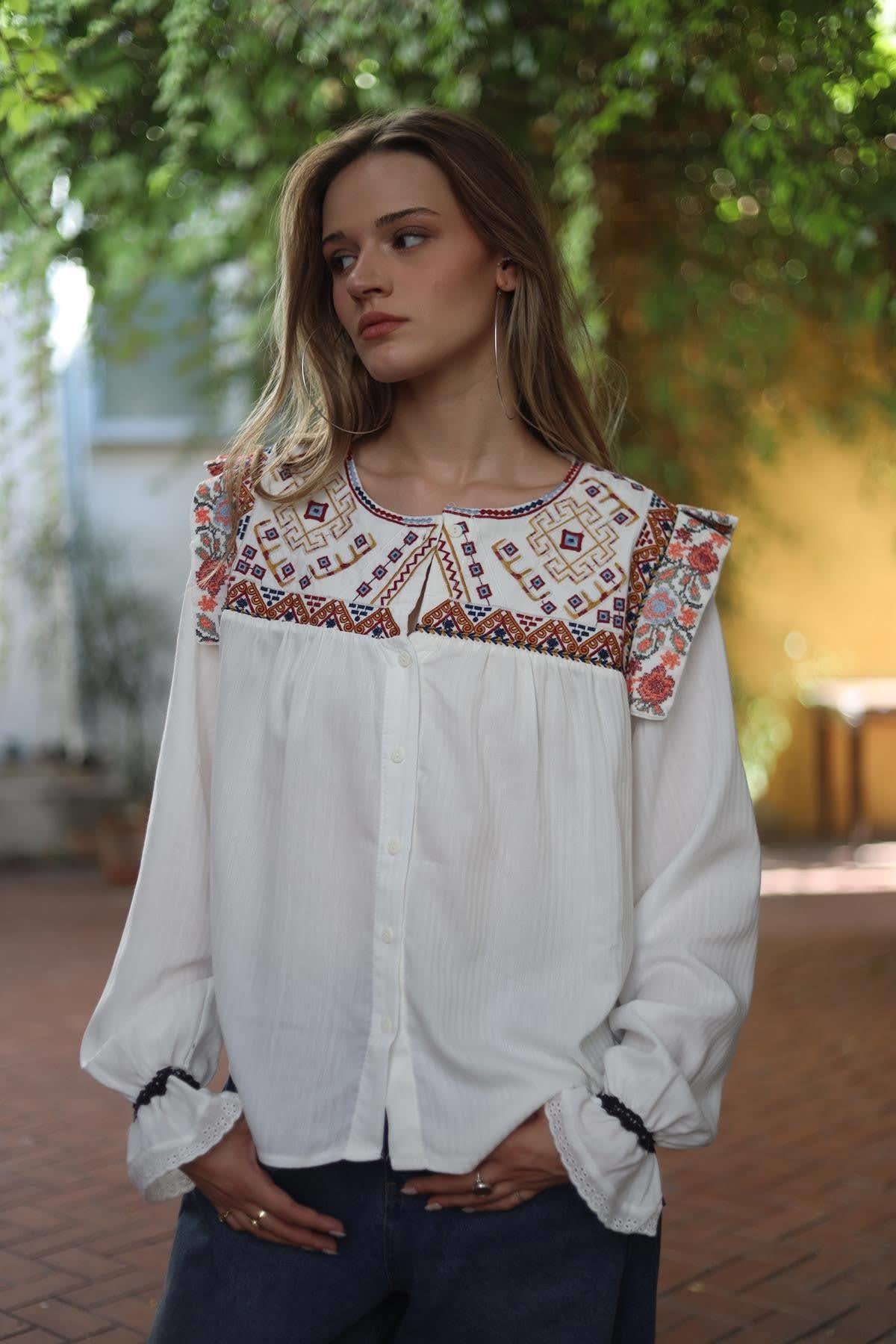 Beyaz Omzu Fırfırlı Etnik Desen İşlemeli Gömlek