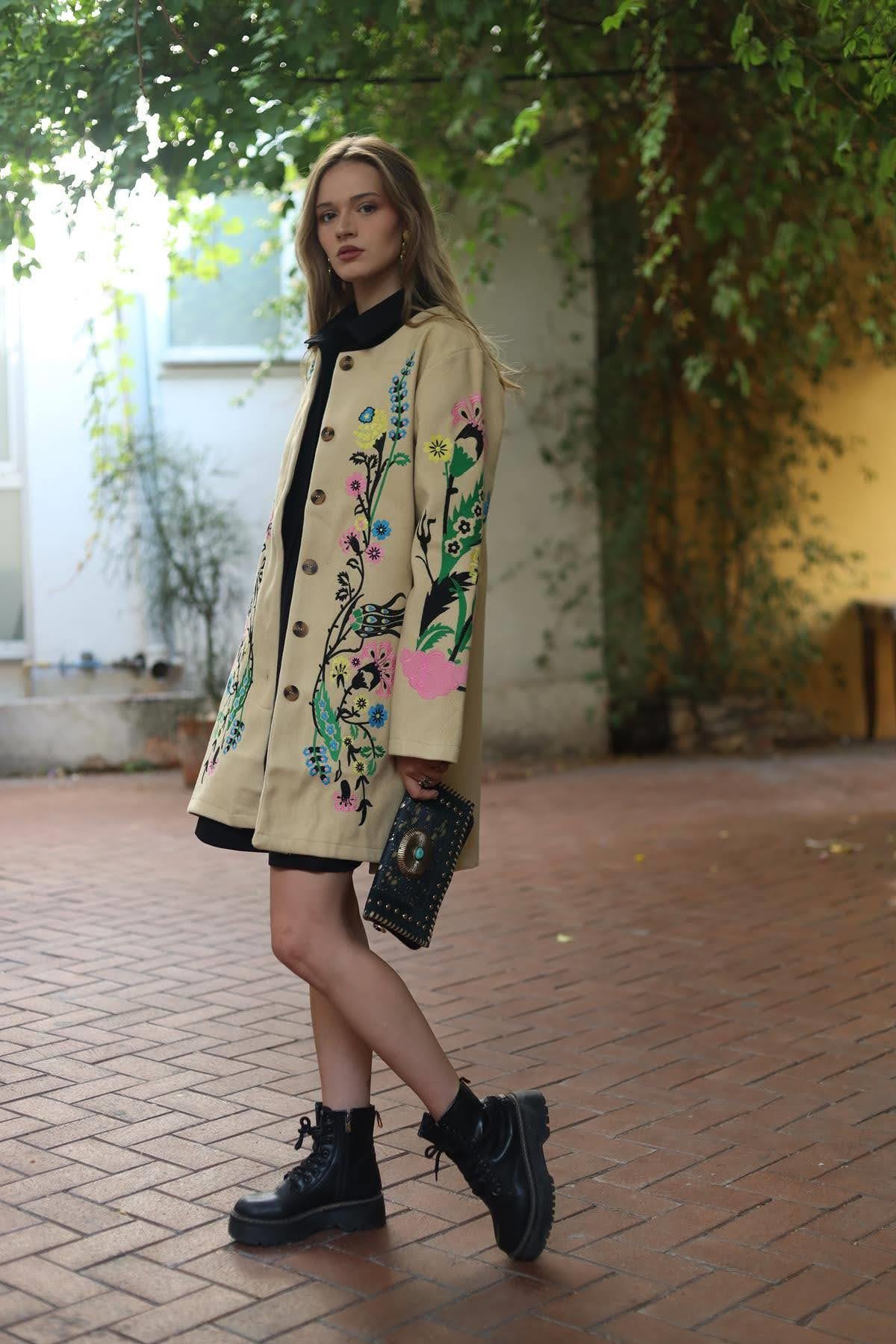 Bej Çiçek İşlemeli Kaşe Ceket