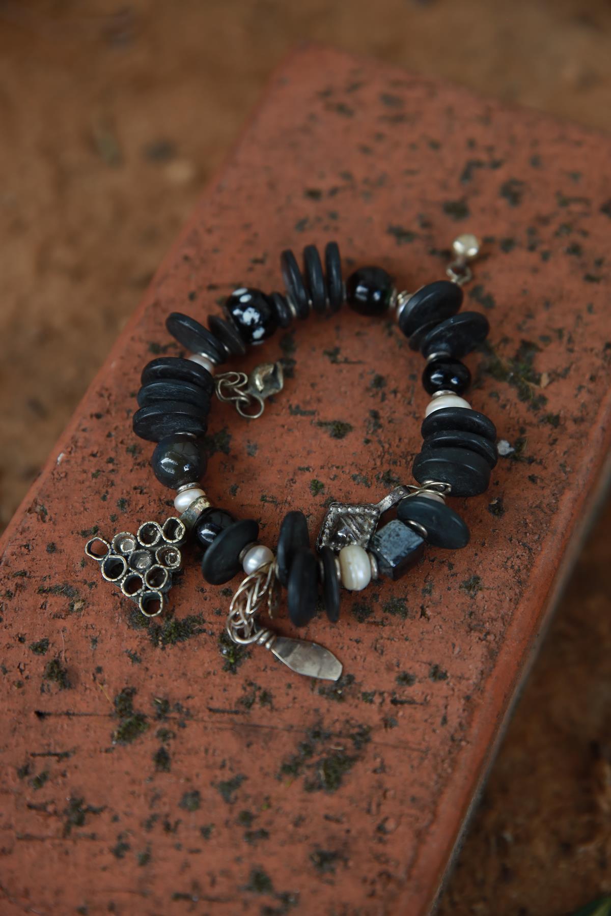 Siyah Sallantılı Bileklik