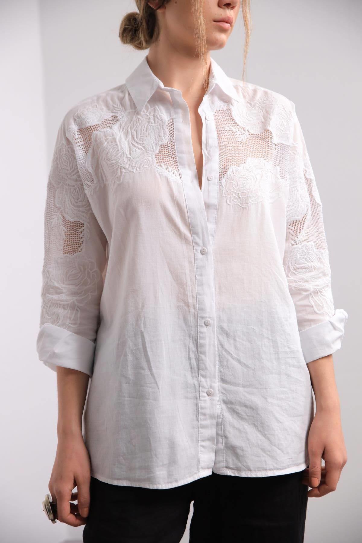Beyaz File Detaylı Gül Desenli Gömlek - Şaman Butik Beyaz File Detaylı Gül Desenli Gömlek