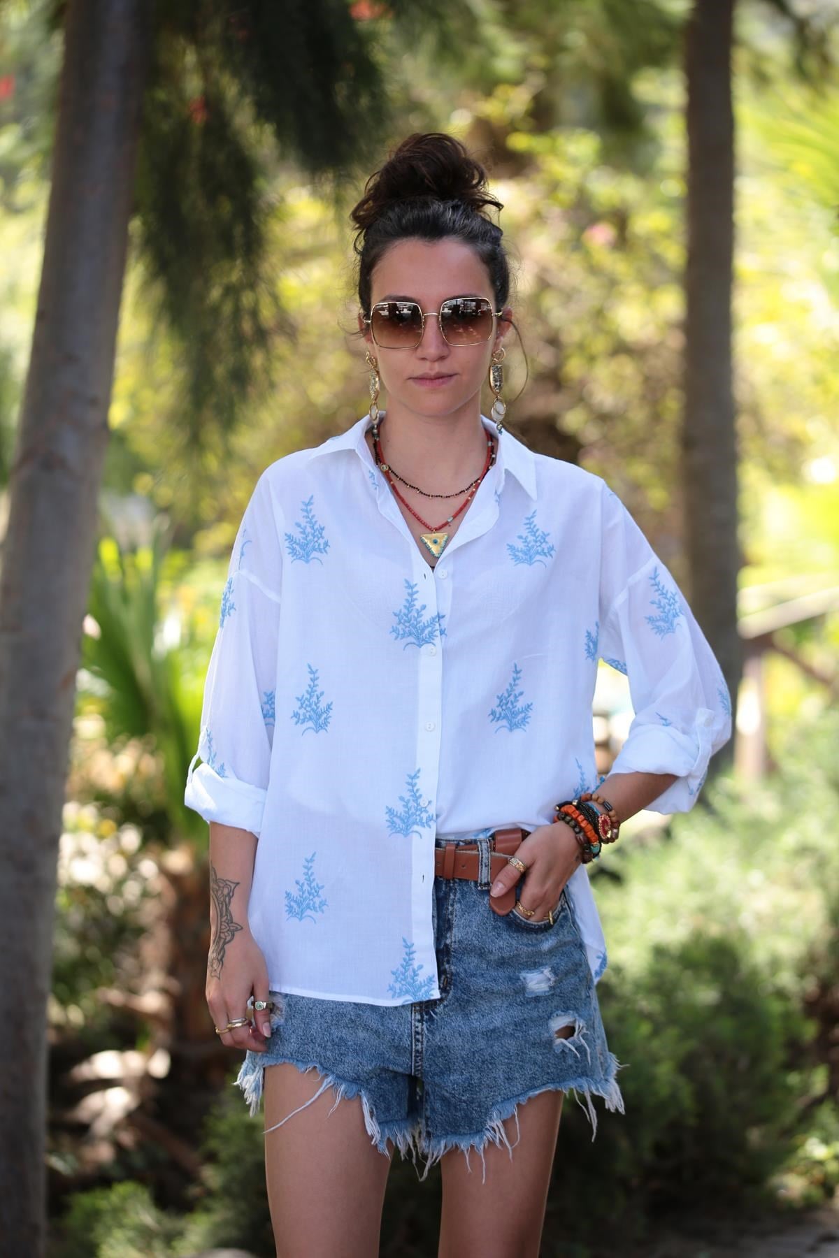 Beyaz Mavi Dal İşlemeli Gömlek - Şaman Butik Beyaz Mavi Dal İşlemeli Gömlek