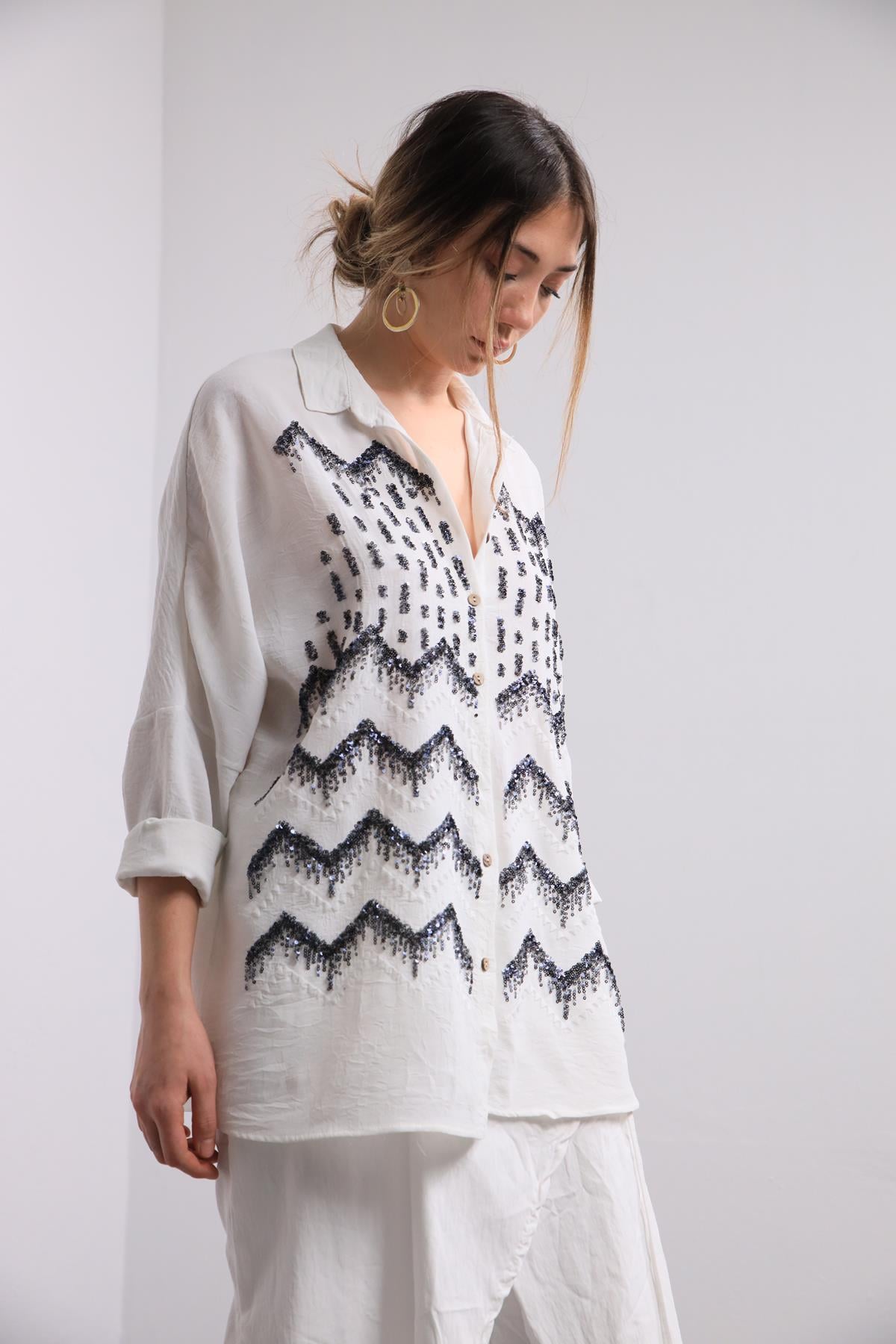 Beyaz Pullu Arkası Uzun Gömlek - Şaman Butik Beyaz Pullu Arkası Uzun Gömlek