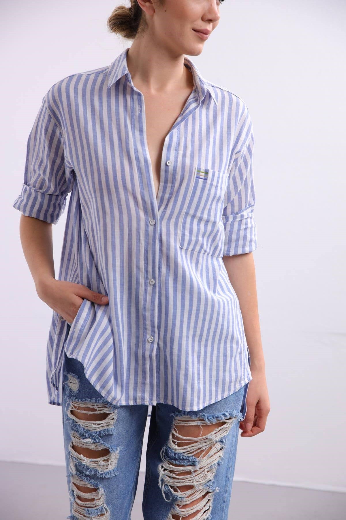 Mavi Çizgili Yırtmacı Düğmeli Arkası Uzun Gömlek - Şaman Butik Mavi Çizgili Yırtmacı Düğmeli Arkası Uzun Gömlek