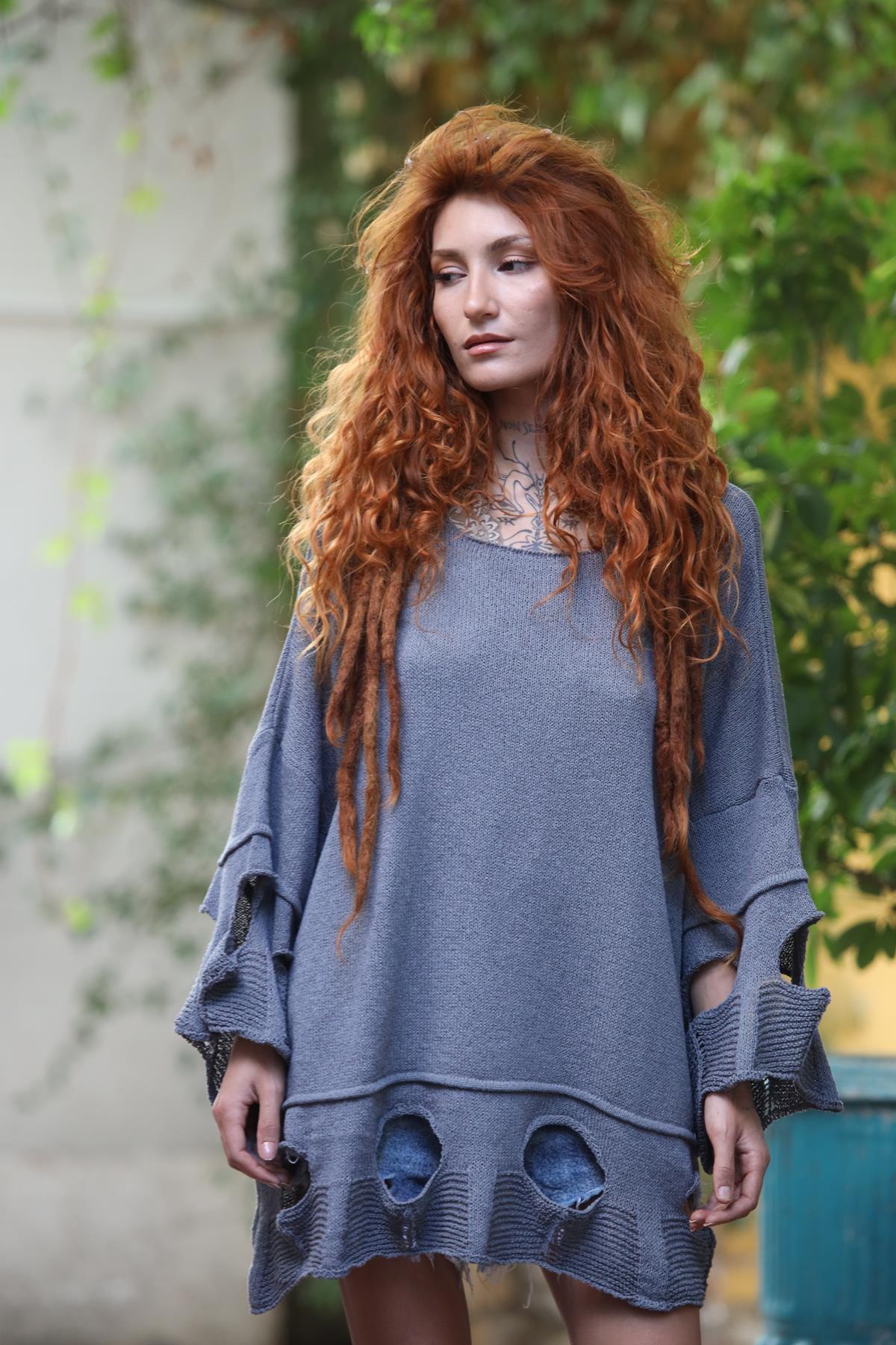 Gri Kolları ve Eteği Ajurlu Triko Bluz